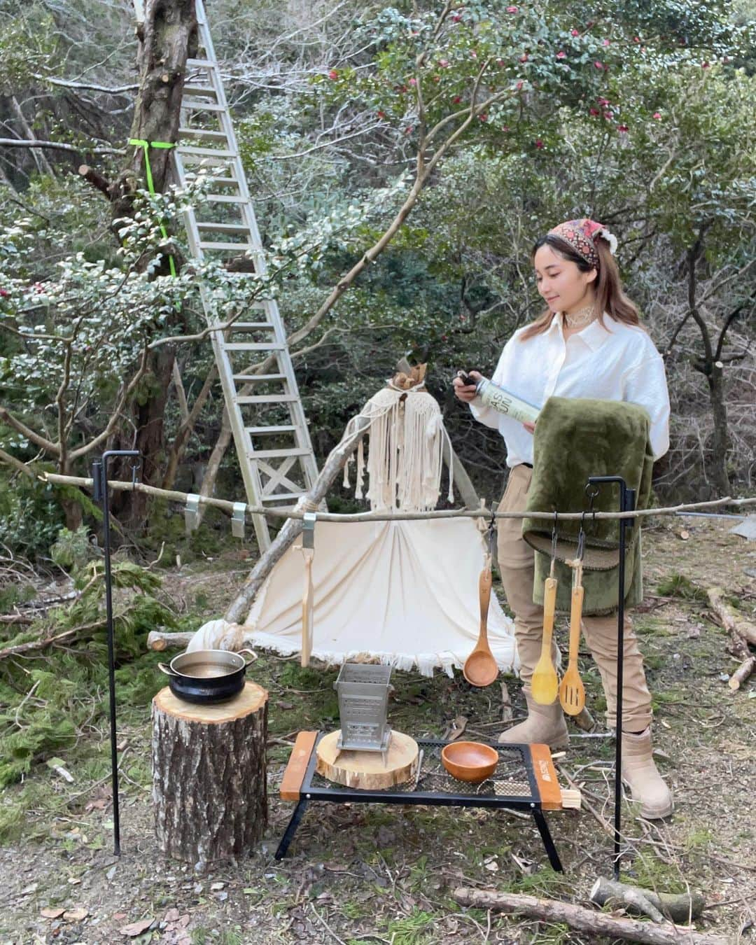 チアコマさんのインスタグラム写真 - (チアコマInstagram)「CAINZアンバサダーに就任しました♡🏕  CAINZからもキャンプギアが色々出てるので 色々紹介していきます♡🏕  【あったかブランケット】  価格 : 1980円 大きさ : 140×100 カラー : ブラウン、グリーン  ★スペック ●保温　アルミシート入りで保温効果アップ ●難燃　燃え広がりにくい難燃加工 ●防汚　外使いでも安心な防汚加工  このあったかブランケット、リーズナブルやのに 汚れにくくて燃えにくい加工されてて、なおかつあったかいので外でめちゃくちゃ使えます！  【ツールスタンドとしても使えるランタンスタンド】  価格 : 2980円  ⚫︎連結して2段にもできる ⚫︎ ランタンをフックに通して ランタンスタンドになるよー♡ ⚫︎ 別売りの異形丸棒などリングに通すと、 ツールスタンドにもなる  今回は落ちてる木の棒を使ってレイアウトしてみたよー😆  次のキャンプではランタンとして使用したいな♡  ※価格は2023年3月時点のものです  #カインズホーム　#CAINZ #CAINZアンバサダー #女子会　#ワンルーム　#女子部屋 #インテリア #グランピングキャンプ #デートキャンプ　#デートスポット　#グランピング　#冬キャンプ　#初心者キャンプ  #映え #映え写真　#bohemian #bohocamp #グランピング　#グランピング女子会　#camp #女子キャンプ　#キャンプ女子 　#おしゃれキャンプ #快適キャンプ #キャンプライフ #ボヘミアン　#bohemian #camplife #焚き火 #コットベッド　#テント　#カインズホーム購入品」3月10日 18時04分 - chia_koma