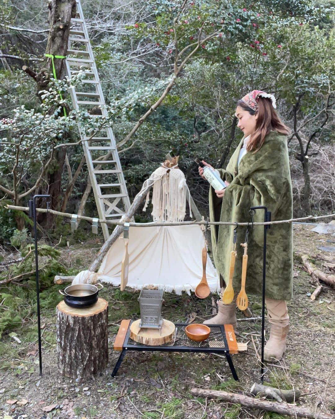 チアコマさんのインスタグラム写真 - (チアコマInstagram)「CAINZアンバサダーに就任しました♡🏕  CAINZからもキャンプギアが色々出てるので 色々紹介していきます♡🏕  【あったかブランケット】  価格 : 1980円 大きさ : 140×100 カラー : ブラウン、グリーン  ★スペック ●保温　アルミシート入りで保温効果アップ ●難燃　燃え広がりにくい難燃加工 ●防汚　外使いでも安心な防汚加工  このあったかブランケット、リーズナブルやのに 汚れにくくて燃えにくい加工されてて、なおかつあったかいので外でめちゃくちゃ使えます！  【ツールスタンドとしても使えるランタンスタンド】  価格 : 2980円  ⚫︎連結して2段にもできる ⚫︎ ランタンをフックに通して ランタンスタンドになるよー♡ ⚫︎ 別売りの異形丸棒などリングに通すと、 ツールスタンドにもなる  今回は落ちてる木の棒を使ってレイアウトしてみたよー😆  次のキャンプではランタンとして使用したいな♡  ※価格は2023年3月時点のものです  #カインズホーム　#CAINZ #CAINZアンバサダー #女子会　#ワンルーム　#女子部屋 #インテリア #グランピングキャンプ #デートキャンプ　#デートスポット　#グランピング　#冬キャンプ　#初心者キャンプ  #映え #映え写真　#bohemian #bohocamp #グランピング　#グランピング女子会　#camp #女子キャンプ　#キャンプ女子 　#おしゃれキャンプ #快適キャンプ #キャンプライフ #ボヘミアン　#bohemian #camplife #焚き火 #コットベッド　#テント　#カインズホーム購入品」3月10日 18時04分 - chia_koma