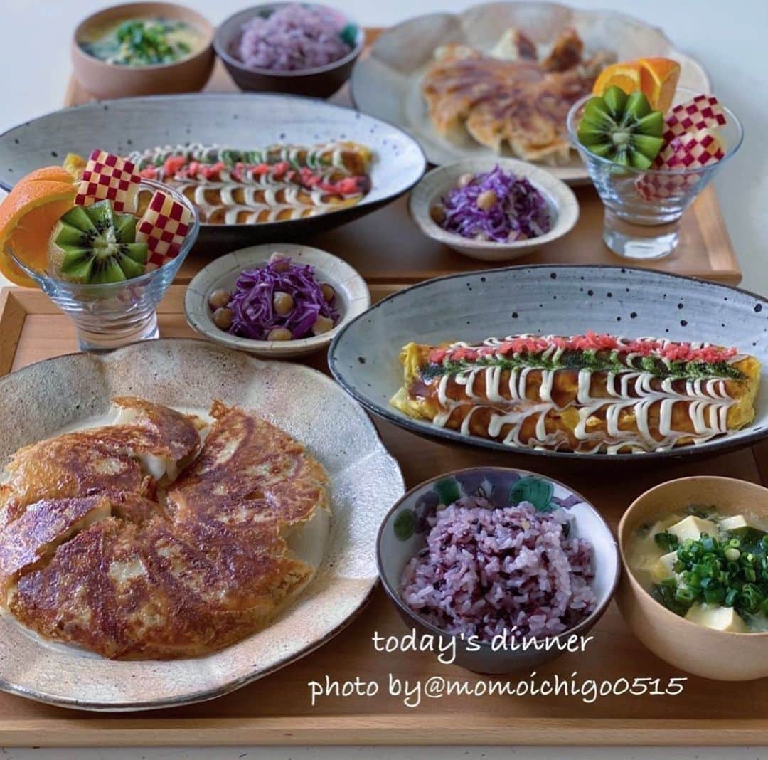 のインスタグラム：「. こんばんは☺️💕. 今日の晩ごはん… . . ⭐️焼き餃子 ⭐️豚たまキャベツ焼き ⭐️紫キャベツとひよこ豆のサラダ ⭐️お豆腐のお味噌汁 ⭐️黒米 ⭐️フルーツ . . . #晩ごはん#晩御飯#晩ご飯#夜ごはん#よるごはん#夕食#おうちご飯#うちご飯#おうちご飯lover#おうちご飯記録#食卓#手料理#手作りご飯#料理写真#器好き#器集め#献立#家庭料理#food#foodpic#foodstagram#foodphotography#followme#instagood #古谷浩一 #奥田章」