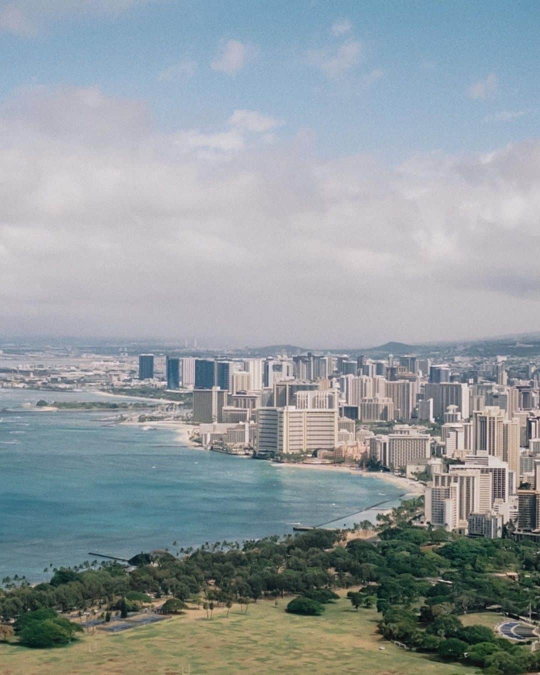 tammychannnのインスタグラム：「ハワイアン航空 @hawaiianairlinesjp による 「#おまたせハワイ」プレゼントキャンペーンのお知らせ🪷  日本からの旅行者の皆さんを、再びハワイへお迎えする プレゼント企画がスタートしました。  ▼キャンペーン期間 2023年3月10日〜3月14日まで  抽選の中から、200組400名の方に日本発ホノルル行き、エコノミークラス往復航空券のペアチケットをプレゼント。  更に、アウトリガー•リゾーツ&ホテルズのワイキキでの３泊分の宿泊券があたる可能性も。  応募の詳細は、ハワイアン航空　@hawaiianairlinesjp のオフィシャルHPをご覧ください。  ※ご予約は2023年3月31日まで。旅行期間： 2023 年 3 月 27 日～ 7 月 13 日（この日までにご旅行を終了のこと。予約対象外出発日の設定あり。)」