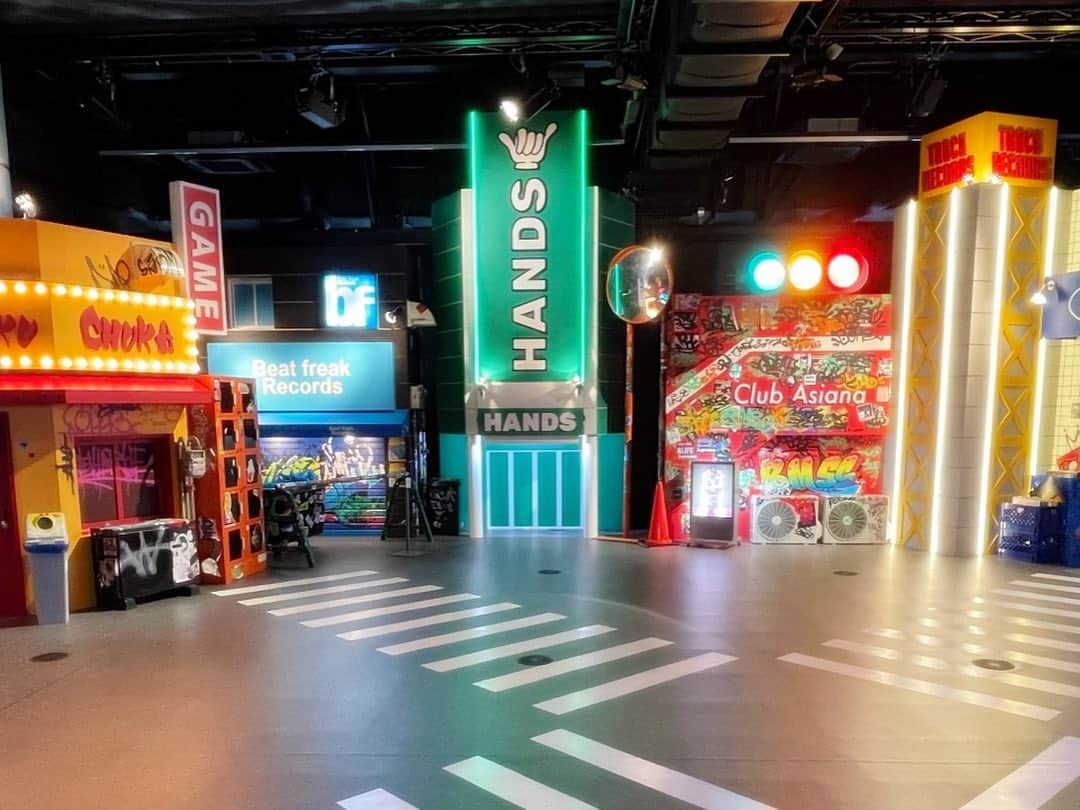 Block.fmのインスタグラム：「レポート｜「Boom Boom Back EXHIBITION」はBE:FIRST軸の世界線にある“カルチャーの街・渋谷”を堪能できるスポットだった  BE:FIRSTの新曲「Boom Boom Back」の“2000年代の渋谷”をテーマにしたMVのセットや、メンバーのオフショットなど、楽曲の世界観をたっぷり堪能できる展示会が期間限定で開催。  レポートはプロフィール→Linkin.bioから👀  #BEFIRST #BoomBoomBack #BoomBoomBackEXHIBITION」