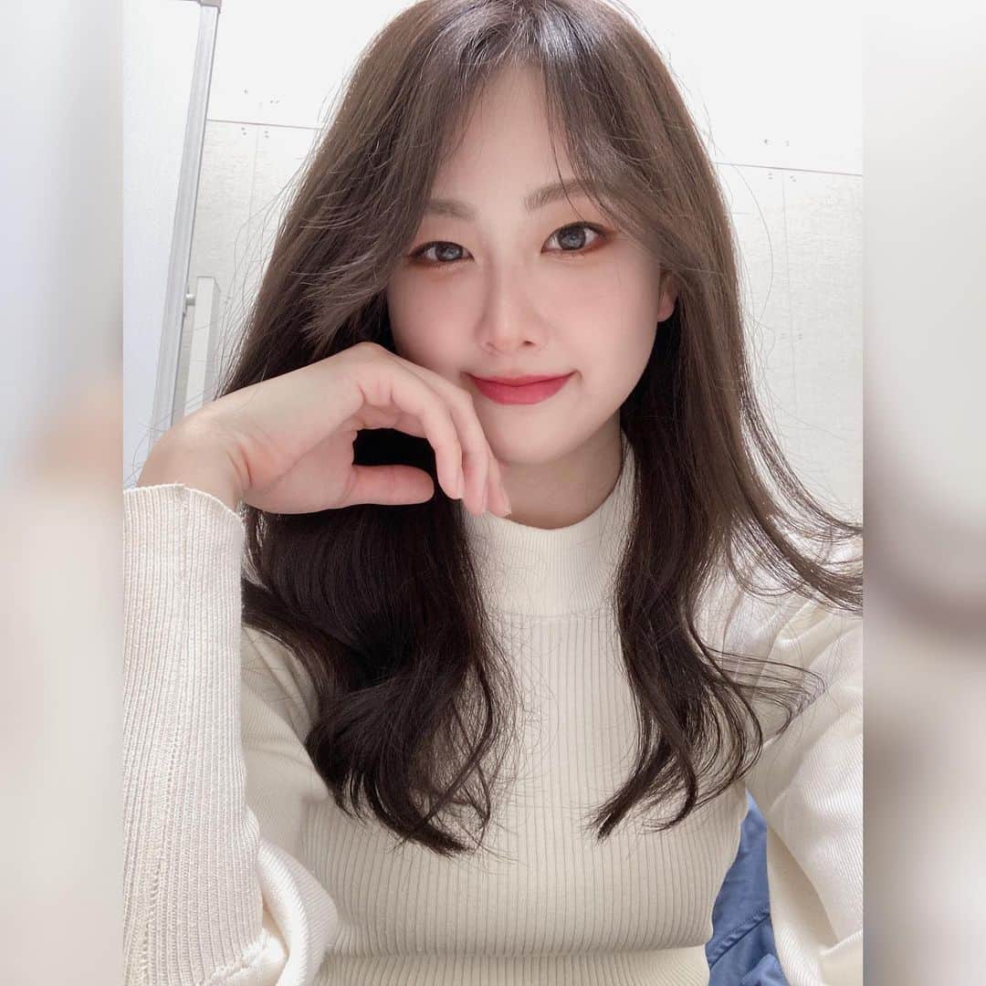 古城優奈のインスタグラム：「DCMさんの撮影でした📸  なんと今年で9年目😳 今年もお世話になります🙇🏻‍♀️ 素敵な商品ばかりなので是非店頭に行ってみてね💕  ついでにパッケージや店内POP、広告でコジョ探してね🤭‼︎  #広告 #モデル #撮影 #広告モデル」
