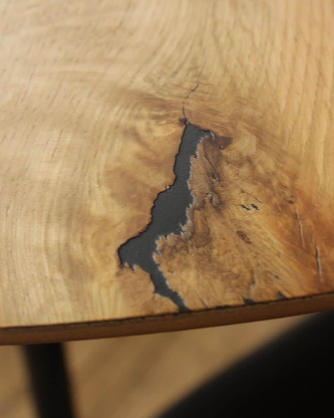 ACME Furnitureさんのインスタグラム写真 - (ACME FurnitureInstagram)「~New Arrival~  Original DINING TABLE   ▪️GRANDVIEW ROUND TABLE FAVIKEN  •W1100 D1100 H725  •OAK/STEEL   大雪山のナラ突板の天板は 木のプロポーションをそのまま活かした貼り方で 1点1点表情が異なります。  通常は木の両端を直線にカットして貼り合わせますが こちらは木そのものの歪みや節のライブ感を活かすため そのまま使いました。  切り落として捨てるところがなく 突板を丸々使うことができ ベニヤ下地に着色したあとで突板を貼ることにより 節の穴や木の歪みを見せることができました。  ぜひ木のフォルムをおたのしみください。  Contact:ACME Furniture MEGURO St. TEL:03-5720-1071 Email:acme-jsf@acme.co.jp  #acmefurniture #vintagefurniture #roundtable」3月10日 18時50分 - acme_furniture