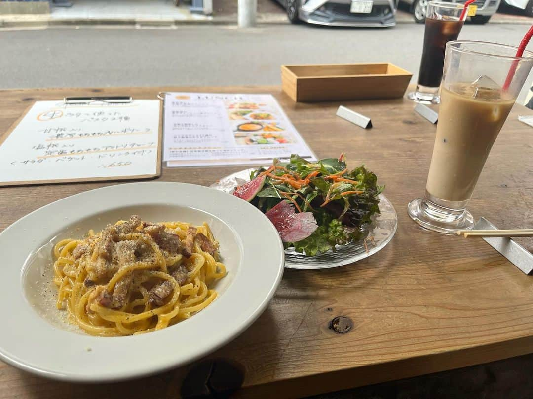 石森虹花のインスタグラム：「🥗🍴  今日は久しぶりな方とそしてピノとランチ🤲🏻🥗🍝 最近東京でもわんこOKなカフェが増えてきてるので嬉しい🐕  今日は天気が良くて春気分でした🙂  #ボンズハウス#甘糀#糀料理 #カルボナーラ#サラダ#甘糀カフェラテ#東京カフェ#犬連れOK」