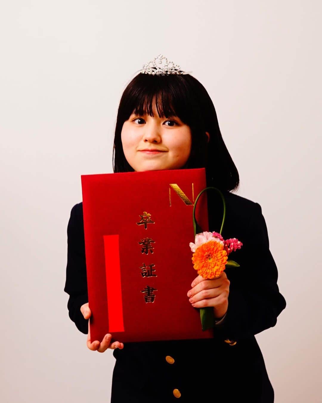池田レイラのインスタグラム：「本日、無事高校を卒業する事ができました😭😭✨  というわけで、突然のガチ制服公開です！😂  ここまで健康に育てたのは、親や周りの方々のおかげです。 本当に感謝してもしきれません😭😭 最後の最後まで皆仲が良く、親友の親御さんが思い出を写真に残せる本当に素敵な機会をくださったおかげで、沢山思い出を残す事ができました😭  JKの次はJDです、、、。 新生活へ、若干の不安はありつつも すごく楽しみです🥹✨ 高校生の池田レイラを応援していただき本当にありがとうございました🥹🙇‍♀️💞 大学生の池田レイラも何卒よろしくお願いいたします🥹💞」