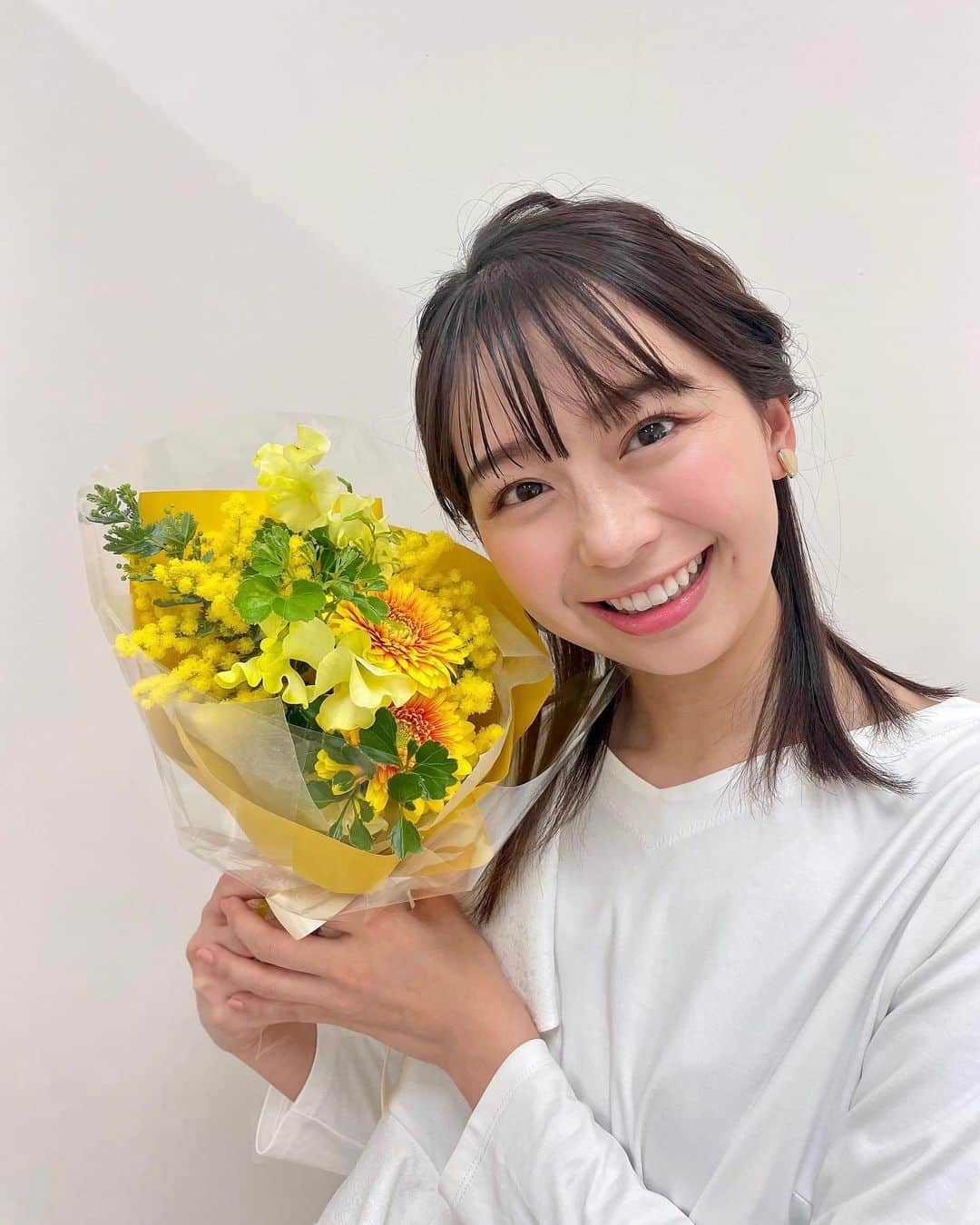 小室瑛莉子のインスタグラム：「* #潜在能力テスト の収録にて 誕生日のお祝いに花束いただきました💐🥹  黄色可愛い💛🟡🐥🌼   #ありがとうございます😊」