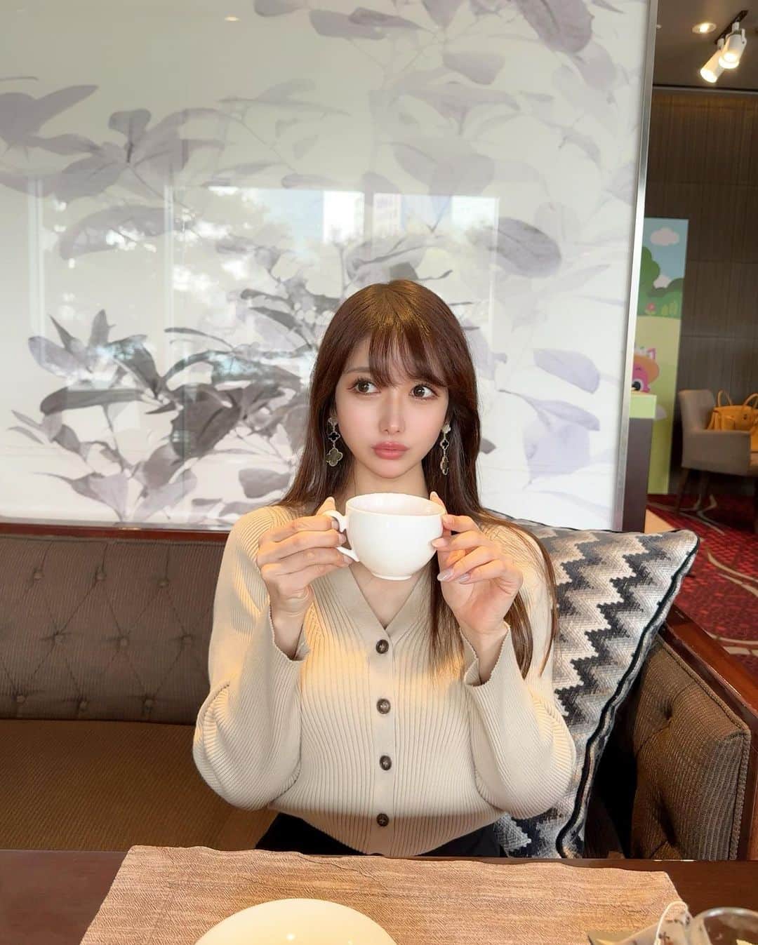 のインスタグラム：「. Tea time🫖🤎💭 紅茶だいすきっ！ . チョコレートフォンデュがあったから マシュマロとバナナにチョコたっぷりつけて食べた😋🍫🤍 . . #teatime#tea#teabreak#breakfast#chocolate#trip#travel#japanesegirl#vca#vcaalhambra#vancleefarpels」