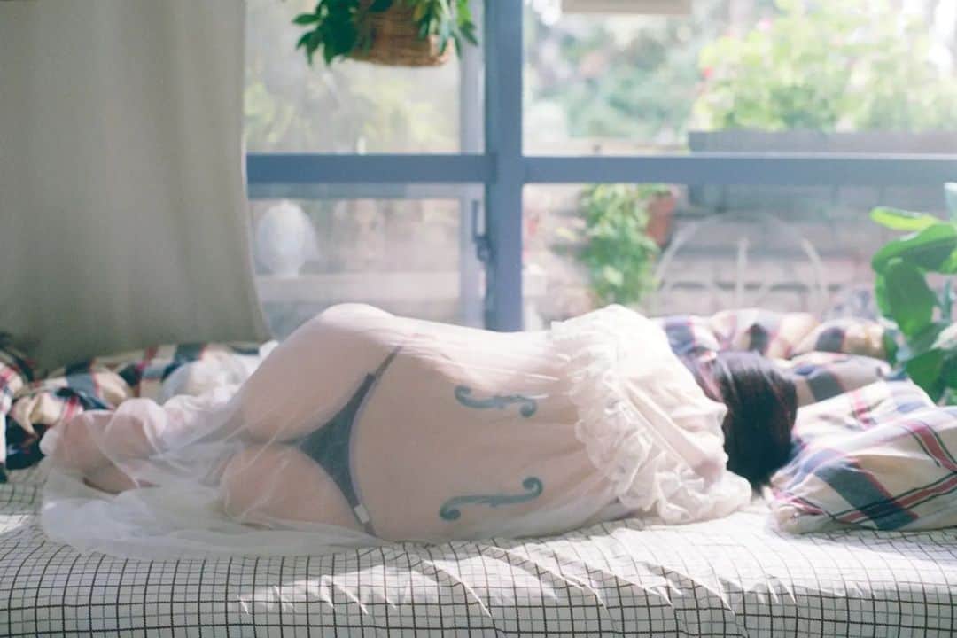 遥南碧のインスタグラム：「長い間好きだったからって偉い訳でも⁡ ⁡振り向いてもらえる訳でもない ⁡* * * #何気ない日常の物語 をモチーフに 東京拠点で #被写体募集 しているので モデルのファッション撮影や アイドルのグラビアなど 一緒に作品撮り出来る ヘアメイク 、スタイリスト も募集中✨  案件やコラボのお誘いは お気軽にコメント、DMください！ * * * #純猥談写真 #インスタグラビア #グラビア #性感內衣 #粉我 #フィルム好きな人と繋がりたい #フィルム寫眞 #幸せな瞬間をもっと世界に #좋아요반사 #関西写真部SHARE #人像攝影 #儚くて何処か愛おしい様な #ランジェリーモデル #スクリーンに恋して #その瞬間に物語を #ランジェリー撮影 #下着撮影 #ランジェリーに恋してる #film365life #analogportrait #japanesegirl  #lovefilmclub #패션스타그램 #film_com #as_archive  #photogram_archive  #jp_portrait部  #good_portraits_world」