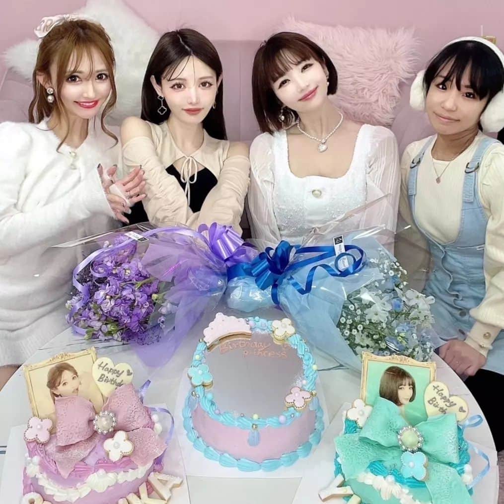 夜のケーキ屋さん♥Juli　(エディブルフラワー協会) のインスタグラム：「もうすぐ会える😍💓 だいすきな美人すぎる３人👸👸👸  静香さん悠里さんのお誕生日ケーキを、リリカさんが頼んでくれました💗 パープルとティファニーブルー💜💙  鏡のついたセルフィーケーキも🍰 #selfiecake   リリカさんの撮ってくれる写真、いつもとっても綺麗💗✨✨  毎月だいすきな人たちの誕生日があってワクワク💓  #写真ケーキ#ミラーケーキ#夜のケーキ屋さん」