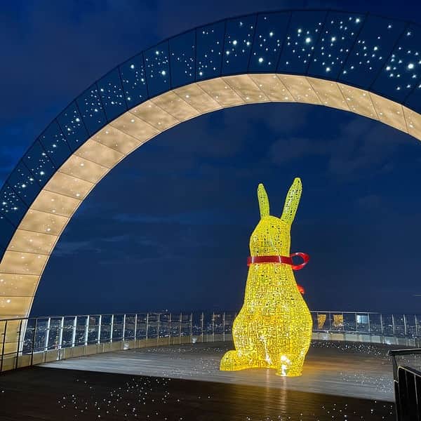 Travel.jp / トラベルjpのインスタグラム：「韓国第３の都市・大邱✈️ 観光地というイメージはあまりないですが、実はおしゃれなカフェ☕やBTSメンバーの壁画、ドラマのロケ地、絶景👀が楽しめる展望台、驚きのローカルグルメなど、SNSで話題のスポットがたくさんある多彩な観光地なんです✨ ソウルや釜山とは違った韓国の旅を楽しもう🥰  詳しい情報は【トラベルjp 大邱 2023】で検索  #PR #韓国  #韓国旅行 #大邱 #大邱旅行 #行きたいところリスト #大邱観光 #kpop #韓国ドラマ #韓国情報 #韓国女子 #BTS #韓国グルメ」