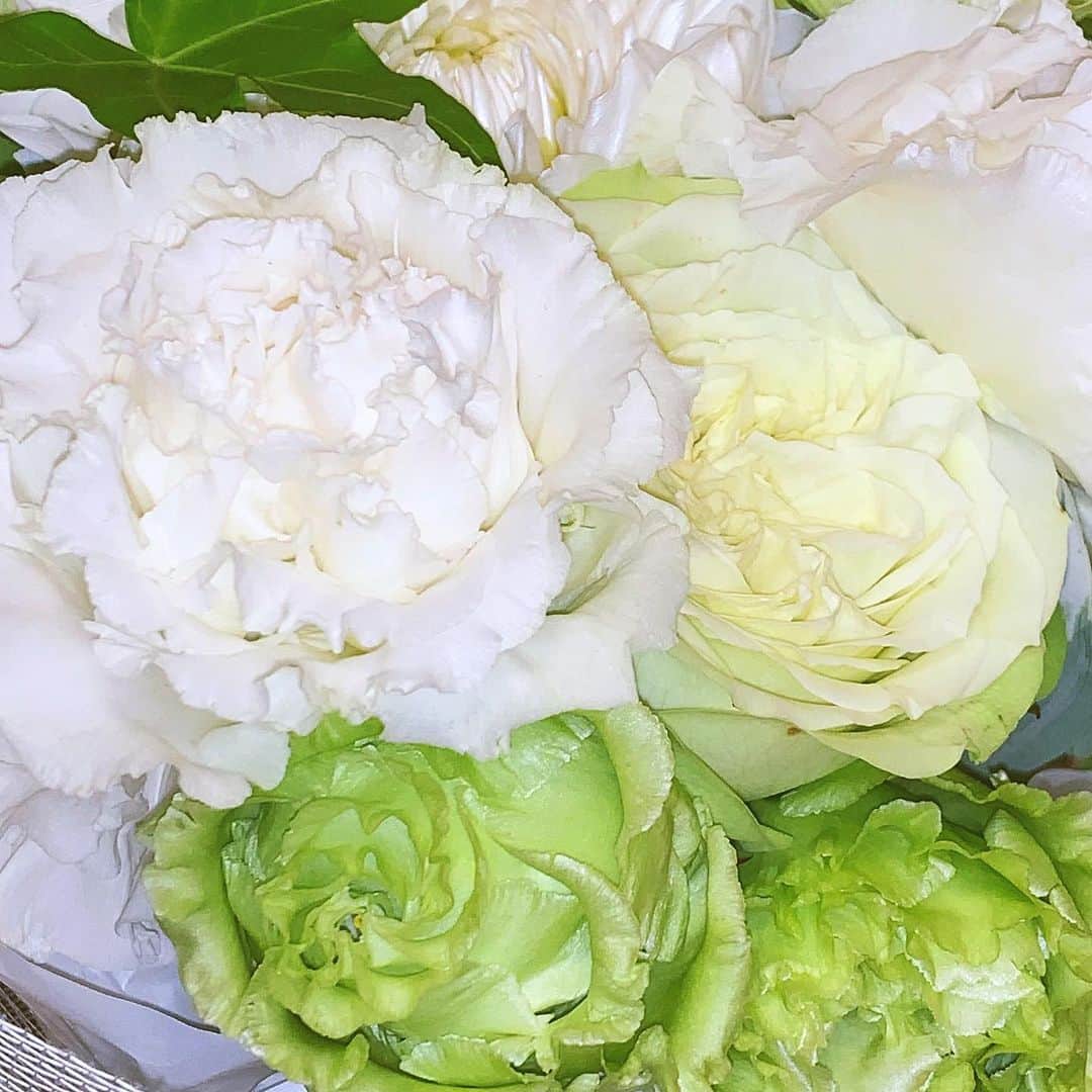 中桐菜々子のインスタグラム：「.  お花のある生活したい💐 プレゼントでもらったら嬉しいよね  #花 #花束 #白 #お花のある生活 #日常」