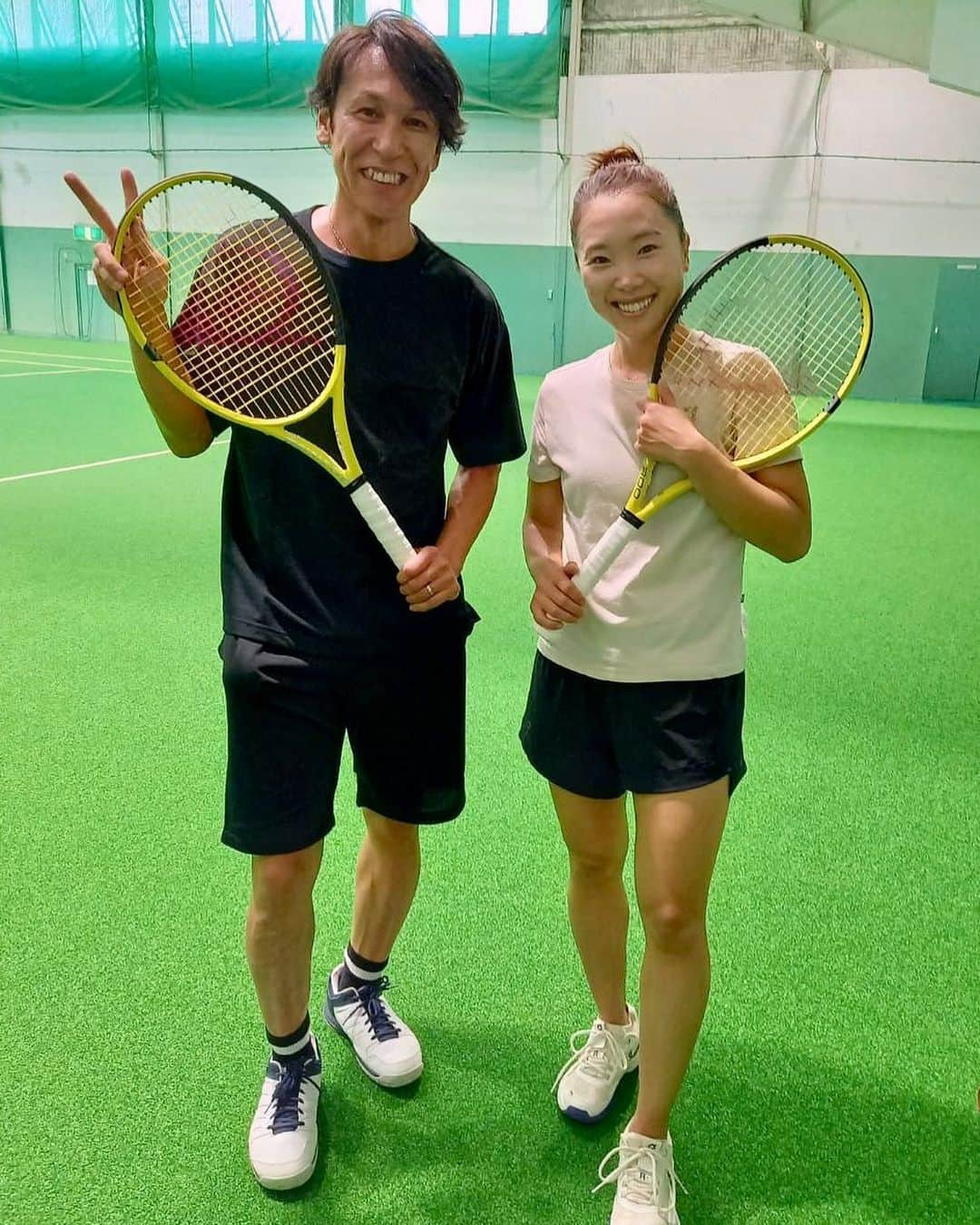 奈良くるみのインスタグラム：「スキージャンパーの葛西さんとテニスをしてきました🎾 テニスがとても上手で、何より有り余る体力にびっくりします。ラリーをして走って、ボールを取りに行く時も走って、ずーっと走っています🤣 私が休憩を要求しないと、休む事なくプレーし続けちゃうんです。笑  葛西さんからはいつも良い刺激を貰えて、尊敬する事ばかりです。 今年こそ、ジャンプしている葛西さんも見れますように😆  #葛西紀明  #noriakikasai   #奈良くるみ  #kuruminara  #テニス  #tennis  #テニスプレイヤー  #tennisplayer」