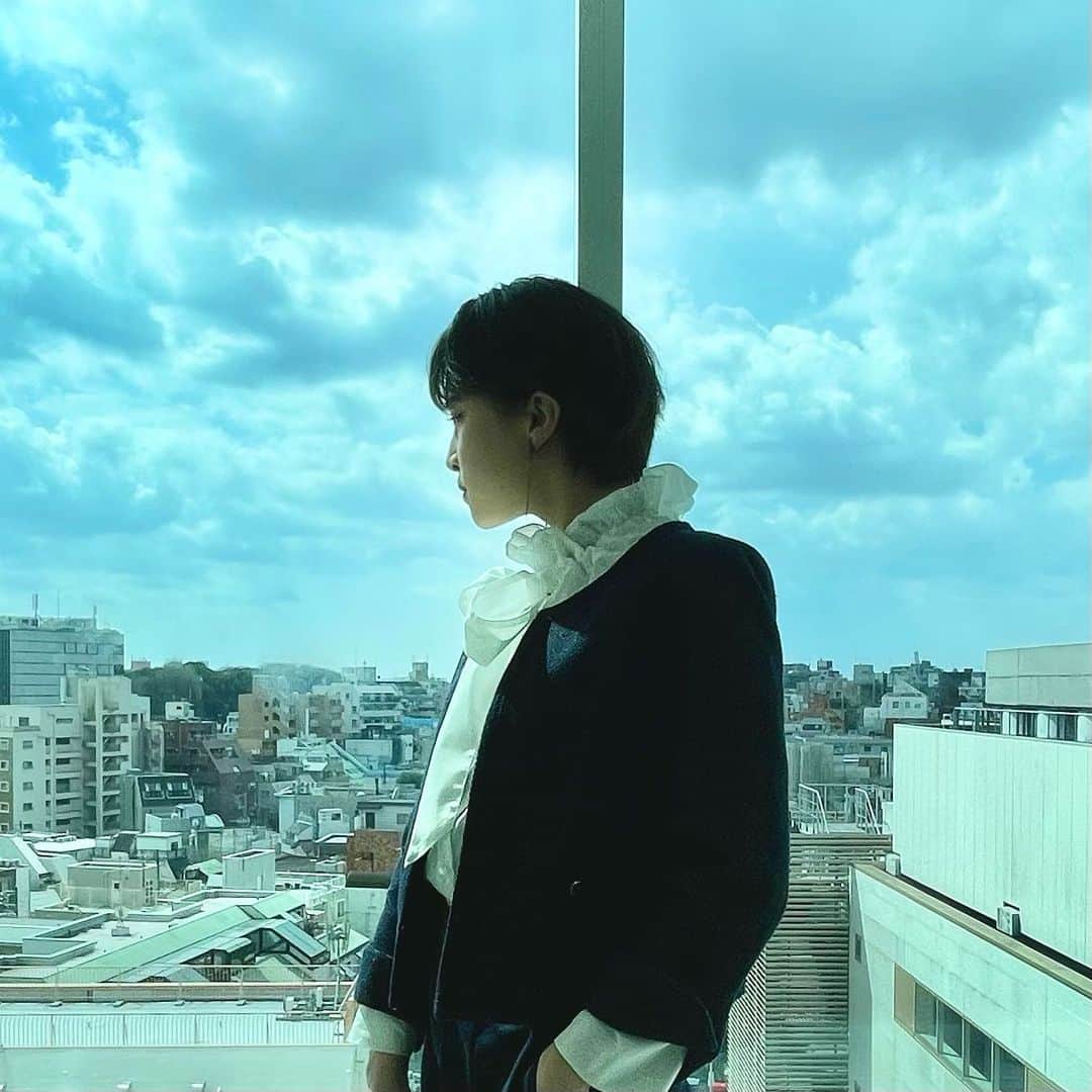 坂本澪香のインスタグラム：「卒業式コーデ。 妹が卒業致しましたので行って来ました、入学式はコロナ禍でな、私が保護者で1人で出席してな、懐かしい、学校に何回忘れ物届けに行ったことか。笑 御卒業御目出度う、新しい門出やねえ #卒業式」