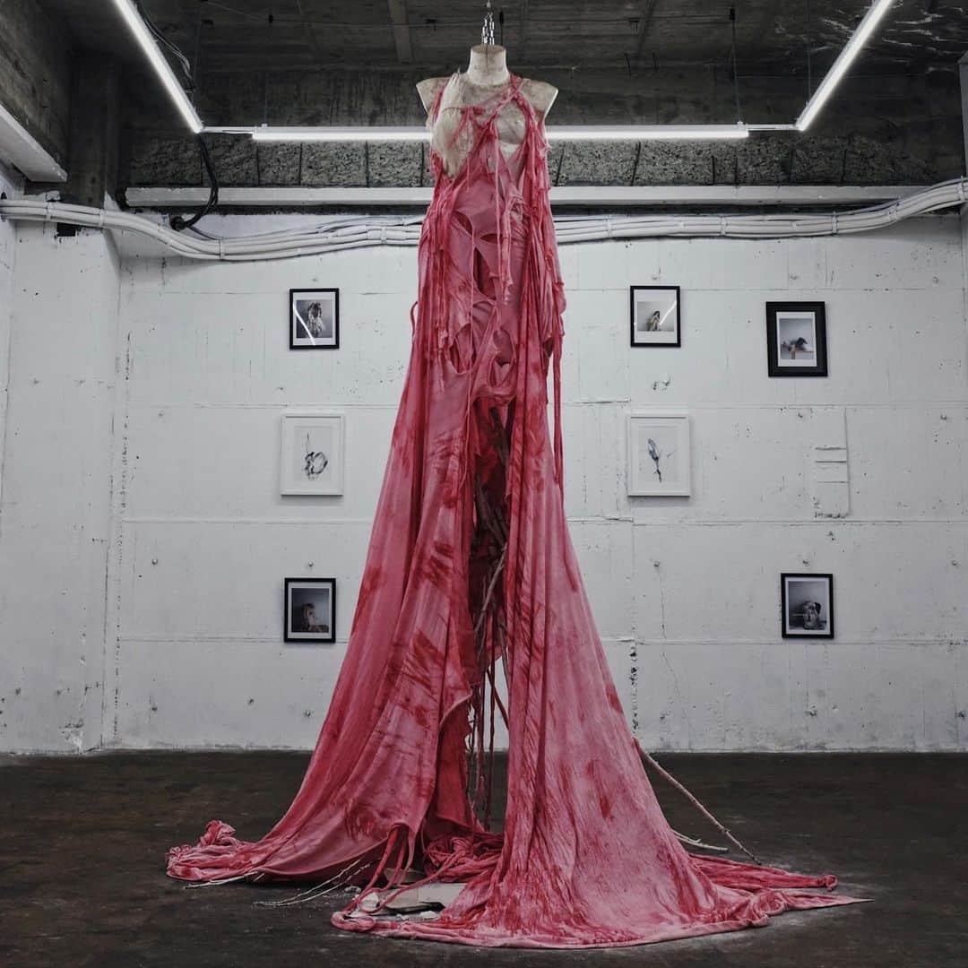 ARAKI SHIROのインスタグラム：「I will be in the gallery tomorrow🥹☕️<Exhibition info> My First Drawing Exhibition  “ LONDON ILLUSION” 2nd-26th.March.2023 13:00-19:00(wed-sun)open @overgroundasia 2F 1-17-5 Minoshima,Hakata-ku,Fukuoka-city,JAPAN 〒812-0017  092-984-0896 ＊The artist will be at the gallery on 3/4(sat) 3/5(sun) 3/9(thu) 3/11(sat) 3/18(sat) 3/25(sat) 3/26(sun)  自身初のドローイングエキシビジョンを開催致しております。場所は福岡市美濃島のOVERGROUNDになります。皆様にお会いできます事、心より楽しみにお待ち致しております。   “ LONDON ILLUSION”  コスチュームデザイナーとして活動している ARAKI SHIRO。2010年のロンドン。自身のパーソナルな記憶と幻想を手掛かりにドローイングを中心とした展示を行う。ただ無心に表現していく中で自然と染みついたscrap&buildの精神。例えば廃棄された物との出会いを握りしめ、積み上げていく毎日。細胞にまで突き刺さる街の情景や匂い。現実と幻が壮大なる誤解のまま融和していき、ドローイングによって無秩序に出力される。あの頃と今とを結ぶ不確かな糸をたぐり寄せながら 再現不可能な物質に変換していく生々しい試みである。今回はドローイングを中心にコラージュ作品など計40点を展示予定。  ＊作家在廊日予定 3/4(土)3/5(日)3/9(木)3/11(土)3/18(土)3/25(土)3/26(日) (予定が変更される場合がございますのでご来場の際はお問い合わせください) 　  #ARAKISHIRO #drawing #exhibition #contemporaryart #emergingartist #fukuoka  #overgroundasia #福岡 #アラキシロウ」