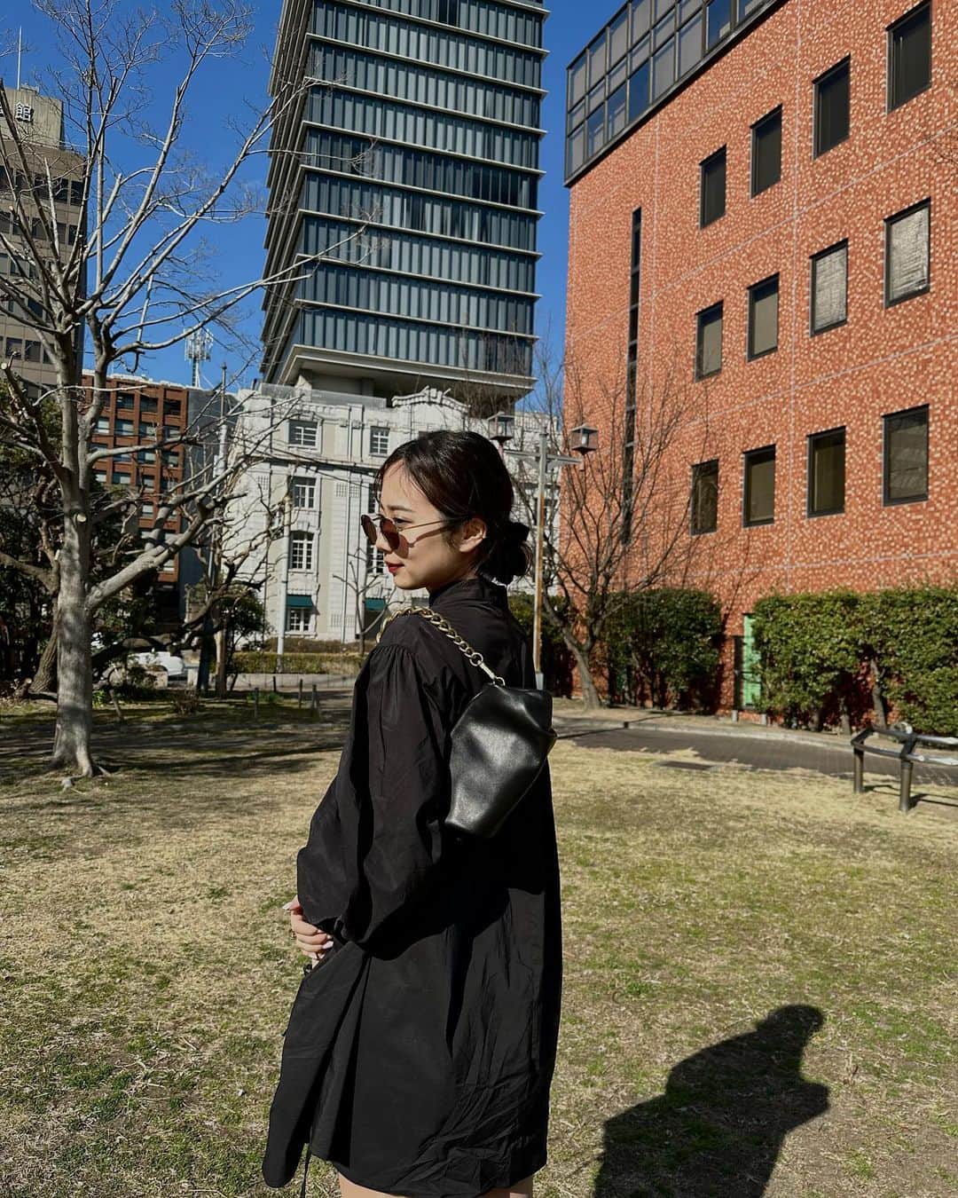 塚本いづみのインスタグラム：「. 春やから色物着ようと思いつつもモノトーンばっかり🧚🏼‍♀️」