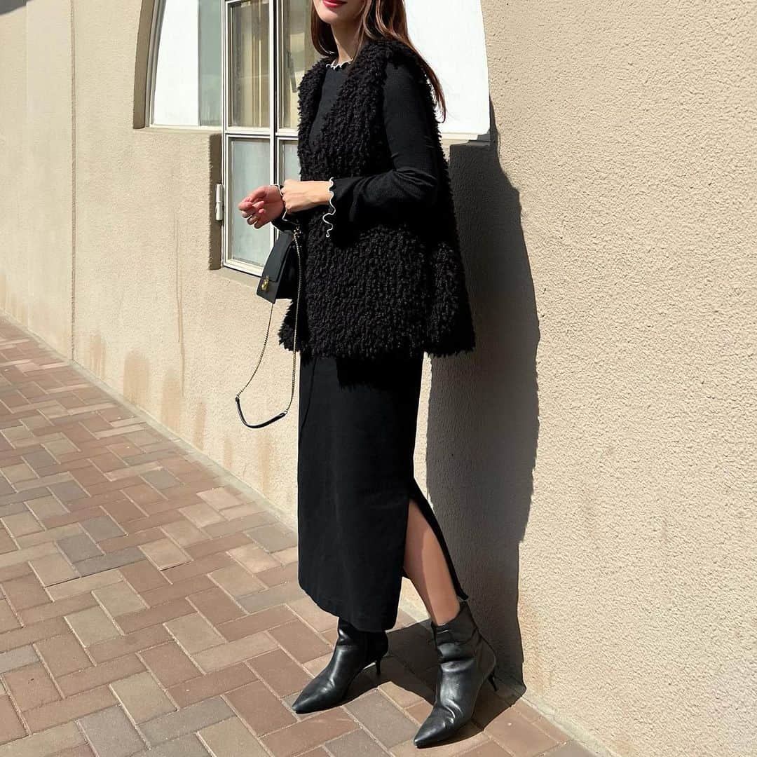 Nagiのインスタグラム：「Black🖤  袖が可愛いシャーリングトップス 前後2way着れるアイテム  tops. @classicalelf_official   (ブラック Msize着) vest. #classicalelf  　　　 (ブラック Lsize着) bottom. basement  bag. polene   .  #クラシカルエルフ#エルフコーデ #タイアップ#uniqlo #gu #zara #ユニクロ #ジーユー #ザラ #zozo #zozotown #zozo購入品 #zozotown購入品 #メロウトップス #袖コンシャス #ハイネック#大人コーデ#プチプラ#プチプラコーデ」