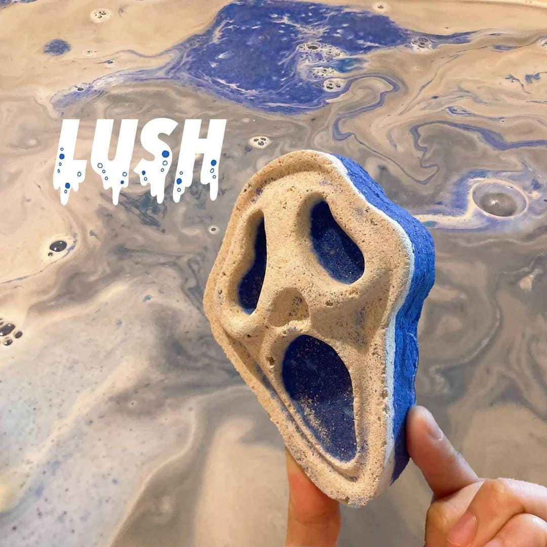 陽向こはるのインスタグラム：「ハロウィンの時期にファンの方にプレゼントしていただいたLUSHのバスボム🛁😱  #lush #バスボム  #お風呂 #ラッシュ #風呂  #ハロウィン #プレゼント #present #ありがとう #ムンク  #お化け  #綺麗 #お湯 #青 #blue #アイドル #イラスト #画像加工 #加工 #デザイン #イラストグラム  #design  #写真 #photo  #follow  #girl #秋葉原 #東京 #滋賀 #暮らし」