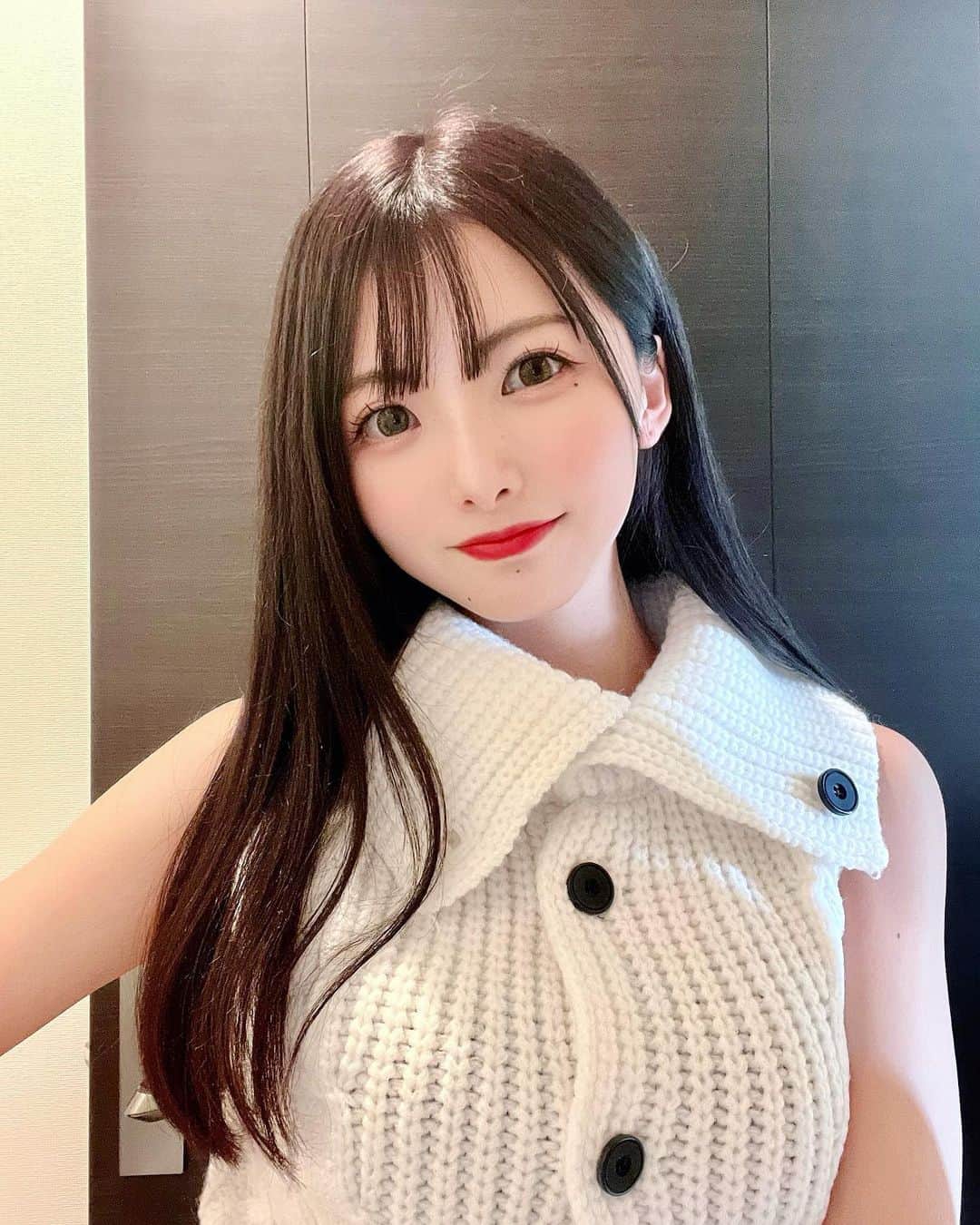 岡田栞奈のインスタグラム：「みんな黒髪が好きだもんね❔🤭  何枚目が好きか教えてね🫧 いつもお世話になってる美容室は⏩(@log_omotesando ) #ただいま #黒髪ロング  #blackhair #beauty #hairstyle」