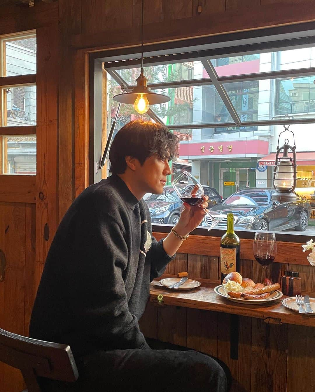 ペク・ジョンウォンのインスタグラム：「🍷🍽  @custom.eat x @greenpercent_   국내최고의 육가공 전문가로 구성된 커스텀잇부처스랩에서 선보이는 훌륭한 퀄리티의 소세지들과 그에 어울리는 와인과의 매칭! 석촌동 와인바 그린퍼센트라는 멋진 공간에서 즐길수 있었던 좋은 시간이었습니다!  그린퍼센트와 커스텀잇의 콜라보 팝업! 3/6~3/19  #customeat #greenpercent #커스텀잇 #그린퍼센트」