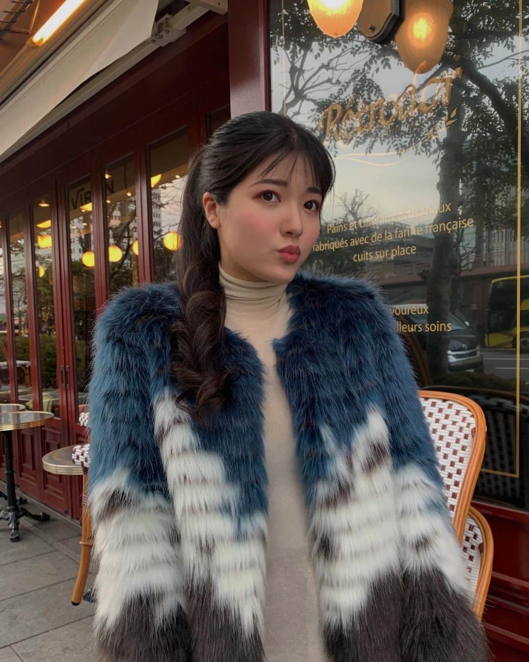 若本美夏海さんのインスタグラム写真 - (若本美夏海Instagram)「ポニーテールとモコモコ🐏  ブルーあまり着ないから可愛い🫶🏻」3月10日 19時42分 - minami_wakamoto