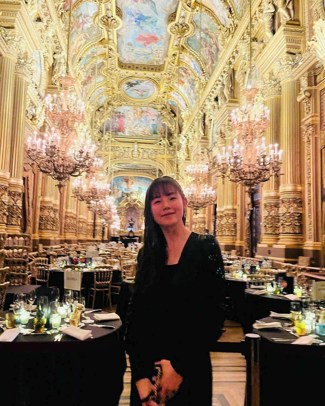 小西真奈美のインスタグラム：「大人の"だいぶ"遠足 part5。inパリ🇫🇷  だいぶ遠くまでなので、 だいぶ遠足。です^_^  3年ぶりのパリに行ってきました。 ギュギュッと濃い〜時間を過ごしてきました。  楽しむことも、歌うことも、踊ることも、 全てが解放されて自由な気持ちになって、 また日本や、自分の身の回りの 人や、全てに感謝の気持ちが深まり、 大好きも深まる。  そんな旅の醍醐味を、たくさん感じられました。  少しずつシェアしていきますね。 少しでも旅気分を感じていただけたらと。  まずは大好きなパリオペラ座(オペラガルニエ)です。 チケットが取れなかった演目でしたが、ダメもとで当日窓口に行ったら奇跡的にキャンセルが出ていて！ それもオーケストラがよく見えるボックス席！ もう、ラッキーとしか言いようがありません😍  全てが最高でした✨  #遠足 #パリ #オペラ座 #ガルニエ宮 #バレエ #観劇 #感激 #小西真奈美」