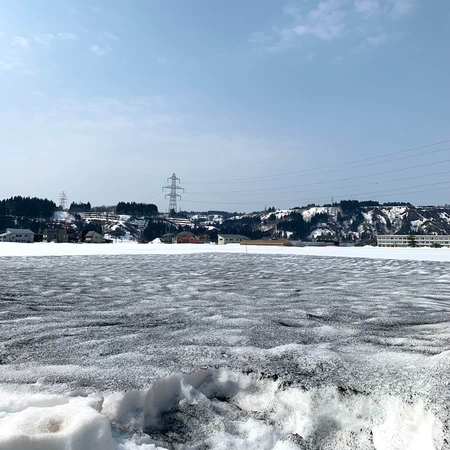 ＪＡ北魚沼（北魚沼農業協同組合）のインスタグラム：「#北魚沼の今を伝えたい 2023.3.10 ． 今週の魚沼市は季節を先取りしたような暖かい日が続き、ぐっと雪溶けが進みました。 ． こちらの稲作農家さんでは、育苗場所に消雪材と呼ばれる黒い粉を散布してありました。 太陽熱を吸収しやすくなり、融雪が進みます。 よく見るとデコボコしているのが見えますね👀 土壌改良剤としても使われる資材なので、栄養分もあり、土を元気にしてくれます✨ ． ． #20230308 #カコソラ #あおぞら #あおそら #雪景色 #冬の朝 #澄んだ空気  #雪国あるある #田舎の景色  #田舎の風景 #故郷の風景 #北魚沼産コシヒカリ  #魚沼産コシヒカリ #北魚沼産新之助  #なにげない日常が好き  #何気ない日常の一コマ  #農家の日常 ． #uonuma_japan #uonuma_pic  #niigatapic #うおぴく ． #新潟県 #魚沼市 #長岡市川口 #JA北魚沼  #北魚沼の3月」