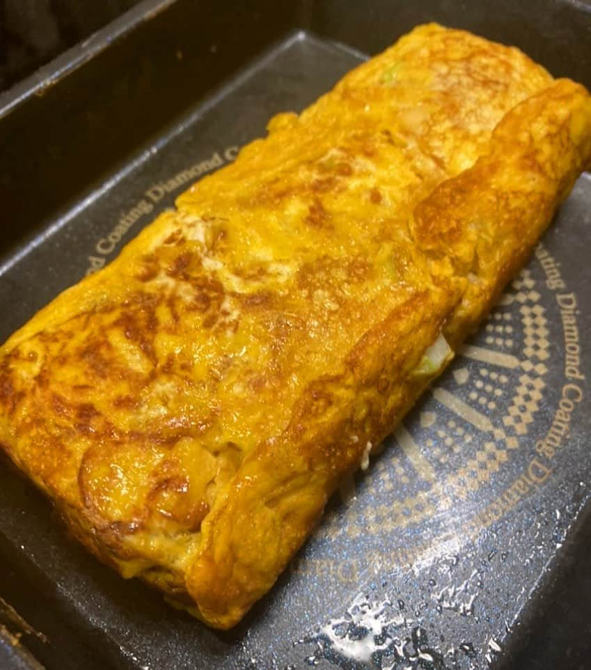 こーすけのインスタグラム：「卵焼き上手くできた。  ウチではしょっぱい卵焼きで中にネギ、たまに椎茸とか入れます。  だし巻きに近いのかな？」