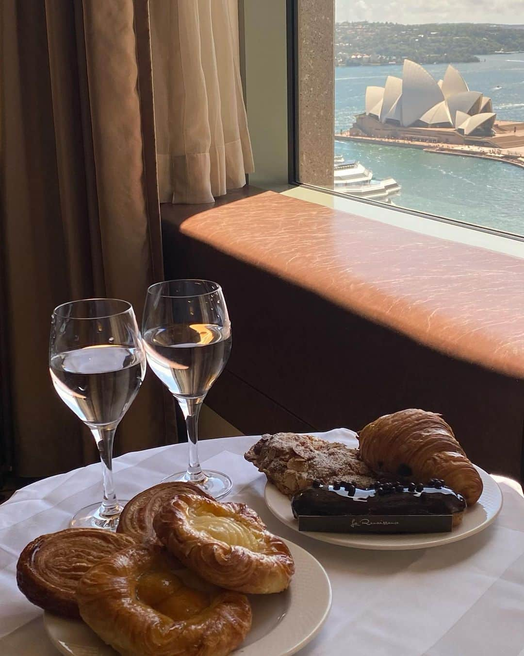 KIYOMI GRACEのインスタグラム：「Where I’d rather be right now 2 weeks into semester 1 🥐☕️ • • • • • #Sydney #SydneyHarbour #CircularQuay #OperaHouse #Australia #Shangrila #Hotel #Travel #女子大生 #モデル #オーストラリア #シャングリラ #ホテルステイ #ホテル #海外旅行 #旅行好きな人と繋がりたい #パン #お洒落さんと繋がりたい」