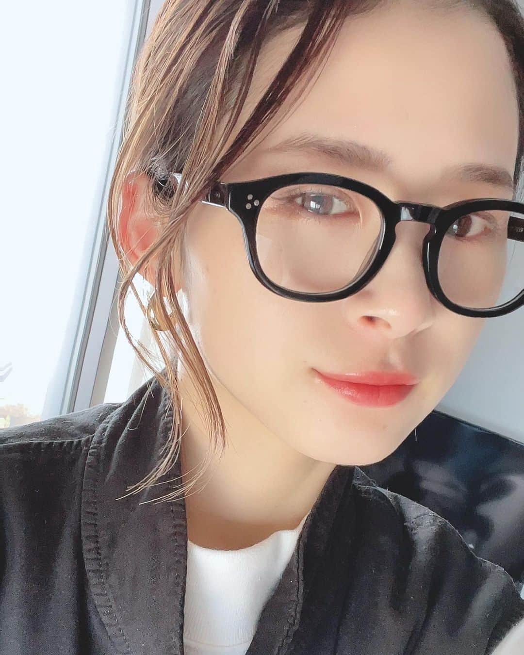 森下真依のインスタグラム：「私が今愛用してるメガネをご紹介♡  @vacrayle_eyewear さんのRobin-bk👓  スタイルにも合わせやすくてめちゃくちゃ使いやすいからおすすめだよ✨  このクーポンコードを入力すると レンズが無料になるみたい😙 眼鏡とオプションレンズをセットで購入する時に使えるそうです🙄✨  <クーポンコード> frg35  10枚限定みたいなので気になる方はお早めに🙄🌈  #vacrayle #getonesway #バックレイル #サングラス #メガネ #ヴィンテージ」