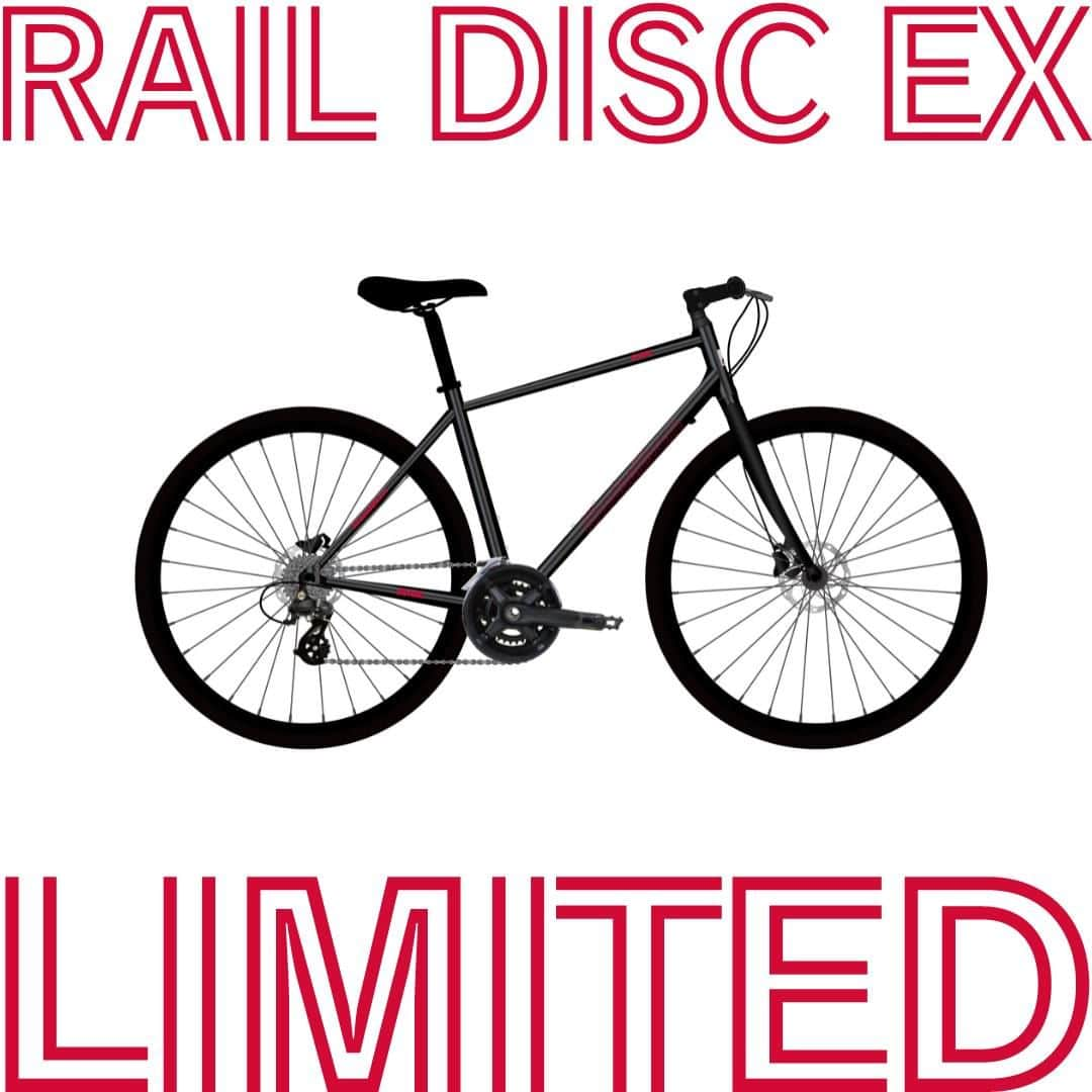 KhodaaBloomのインスタグラム：「RAIL DISC EX LIMITED 超軽量DISCクロスバイク「RAIL DISC EX-LIMITED」を生産台数限定300台で発売いたします。 ----- 希望小売価格¥99,000(税抜) サイズ: 400mm(155-170cm) 440mm(165-180cm) 480mm(170-190cm) 重さ:9.9kg (480mm、付属品除く) 変速:18 Speed カラー:ブラック(グロス) ----- クランクとタイヤの変更で通常モデルより-400gの重量「9.9ｋｇ」を達成しました。 車体カラーはブラック(グロス)、ダウンチューブのロゴはレッドの抜き文字の限定デザインです。 700×32Cのタイヤにカーボンフォーク搭載で快適な乗り心地を実現。 さらにRAILシリーズには総額￥6,000相当のベル、ライト、ペダル、キックスタンドが標準装備しています。 初回入荷は400mmは4月頃、440mm、480mmは6月頃の予定です。  ※初回入荷後の納期に関しては未定となっております。 ※ご予約等は各お取扱店までお問い合わせください。 ※この画像はイラストです。  #KhodaaBloom #KBbike #コーダーブルーム #RAIL #レイル  #油圧ディスクブレーキ #リフレッシュタイム #サイクリング #クロスバイク #スポーツ自転車 #自転車好きな人と繋がりたい #自転車のある生活 #自転車のある風景 #igcjp #cyclingpassion #自転車生活 #ロングライド #自転車通勤 #自転車通勤部 #ilovemybike #新生活 #カッコイイ自転車」