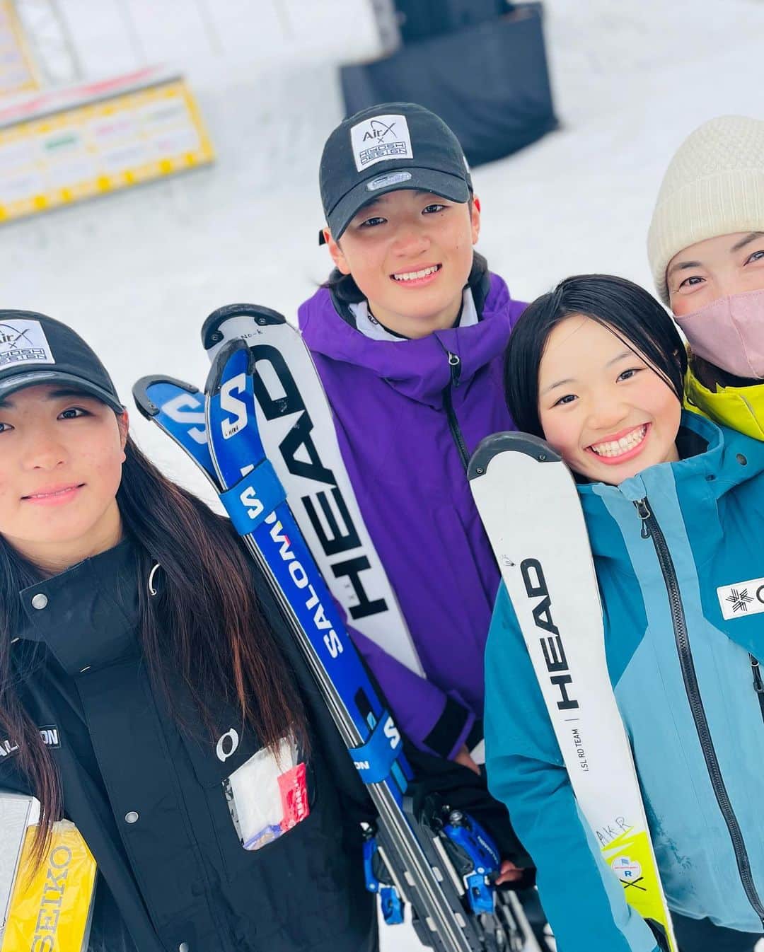 清澤恵美子のインスタグラム：「富山の選手たち💛  毎年ナスターレースジャパンカップで必ず会えることが嬉しいのと彼女たちの成長が著しくて更におばちゃんは嬉しいのとあかりが本当可愛いので癒されるのと💛 こちらはだけは老化で残念なのと、、、🤣 みんなおめでとう🎉 #ゴールドウインチーム　#ジャパンカップ」