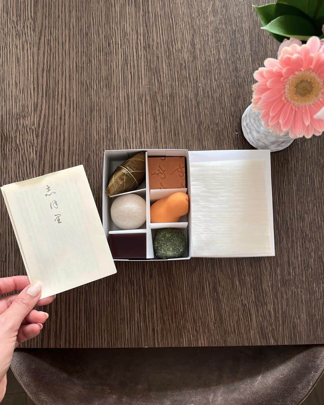 酒匂彩名のインスタグラム：「: 今日は父の命日です。 忙しすぎてちょっとこのタイミングに実家には帰れなかったのですが… 銀座に寄って、父が大好きだった空也のお菓子を買いました。 生菓子買ってきてくれると「黄身瓢」目掛けて父といつも争奪戦でした😂 (半分にわけるのですが、こっちの方が大きい！いやこっちだ！！みたいな🤣) もはや全部黄身瓢だけのやつ注文してた事もあったなぁ…。笑 最中も好きだけど生菓子も空也さんは大好き☺️💗 子供の頃から変わらぬ美味しさにしんみり…🥲 1人でペロリと食べるよりも、もっと欲しいと願いながらわけて食べる方が美味しいよね。なんて思う8周忌の命日でした。 生きてたら話したいことが沢山あるんだけどな。 : #空也　#最中　#生菓子　#黄身瓢　#命日」