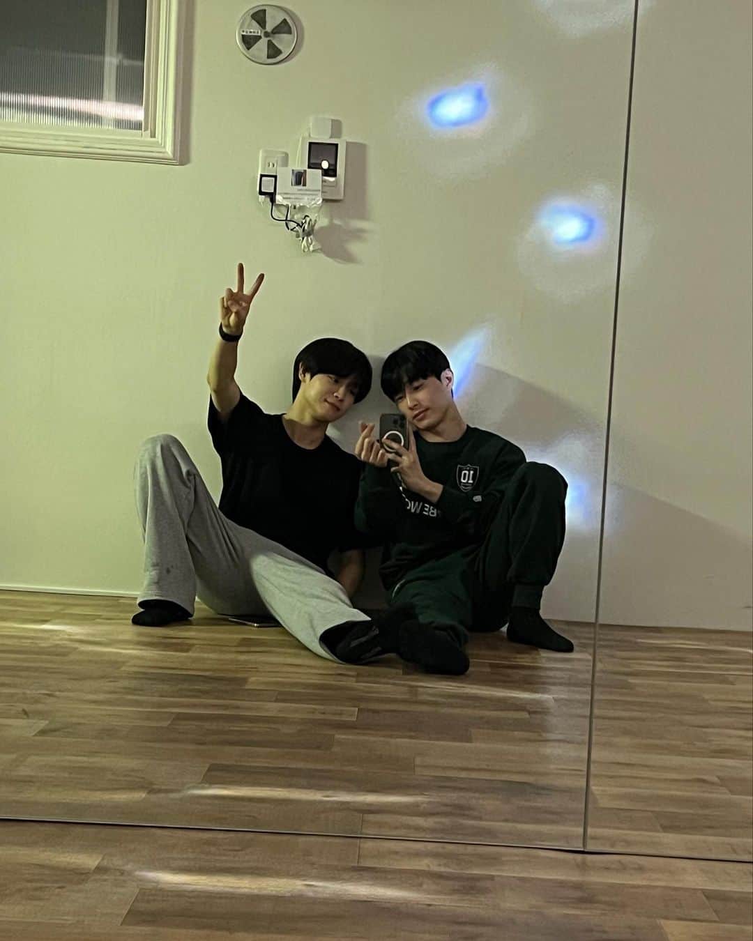 Jay のインスタグラム：「남자는 검은색 양말이지 🧦(이색말고)」