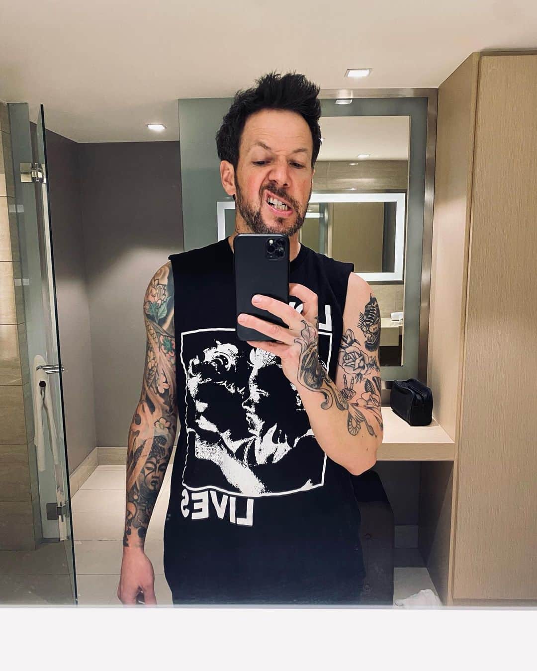 ピエール・ブーヴィエのインスタグラム：「Let’s rock Manila. 🤘🏻🤘🏻」