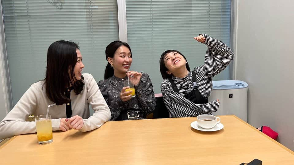 藤林温子さんのインスタグラム写真 - (藤林温子Instagram)「. 女子会☕️❤︎ . @kyokayamasaki_  @kaitomiku_  と YouTube撮影をしてきました！ 途中からカメラを忘れて 色んなこと話してましたけど 大丈夫だったかしら🙄🙄？ 写真は どうやったら インパクトのあるサムネイルが撮れるか... と試行錯誤した結果です😏😏 2人ともありがとう！！ #MBSアナウンサー」3月10日 20時05分 - atsuko_fujibayashi