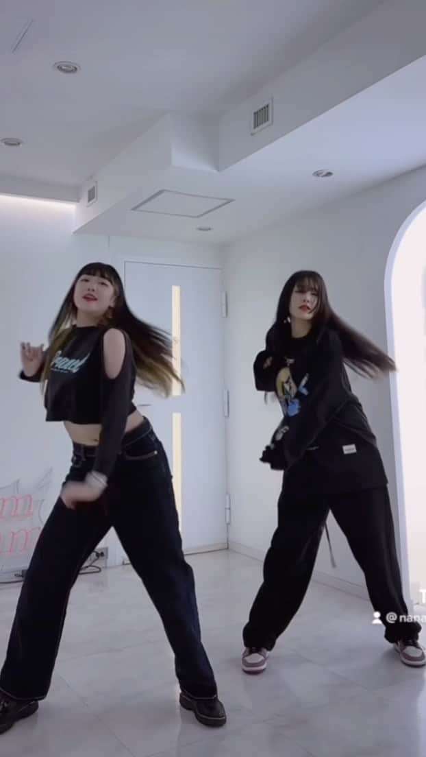 ハダムのインスタグラム：「@withkstudio  . . #xg #leftright #dancecover 🎵 . . 울 호야랑 간만에 스근스근쓰🫣♥️ 같이 출사람!!!!??? ✋」