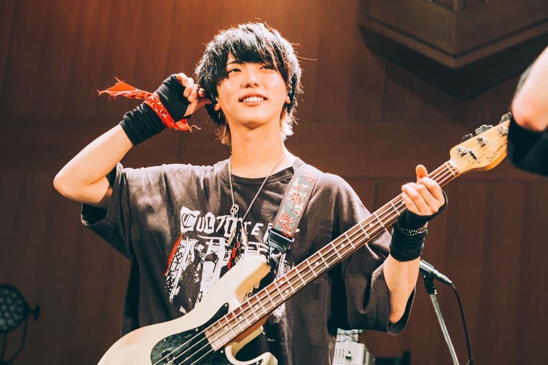 圭吾のインスタグラム：「先日は梅花女子大学でライブさせてもらいました👌 1年分キャーキャー言われた気するわ😂笑」