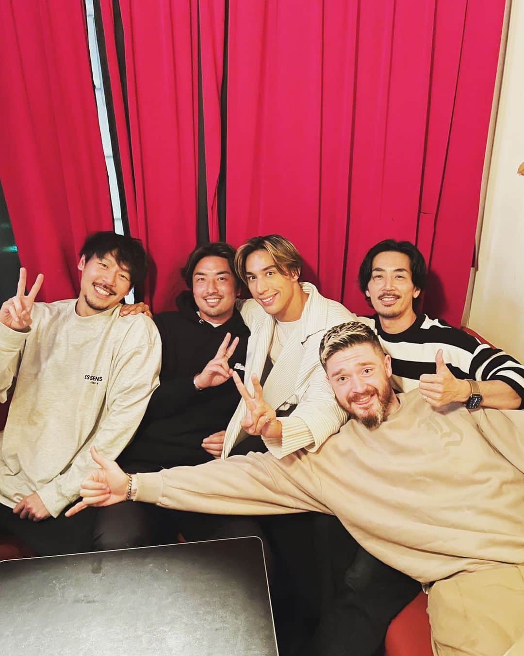 長谷川惠一のインスタグラム：「素敵な時間をありがとう😊  マジで会った時「本物の當間ローズとマラカイだ😳」ってなった🤣  ※章太くんは会うの2回目💁‍♂️  バチェロレッテシーズン1観させていただいておりました🫡笑  みんなNice Guyだった🤜🤛  #バチェロレッテ」
