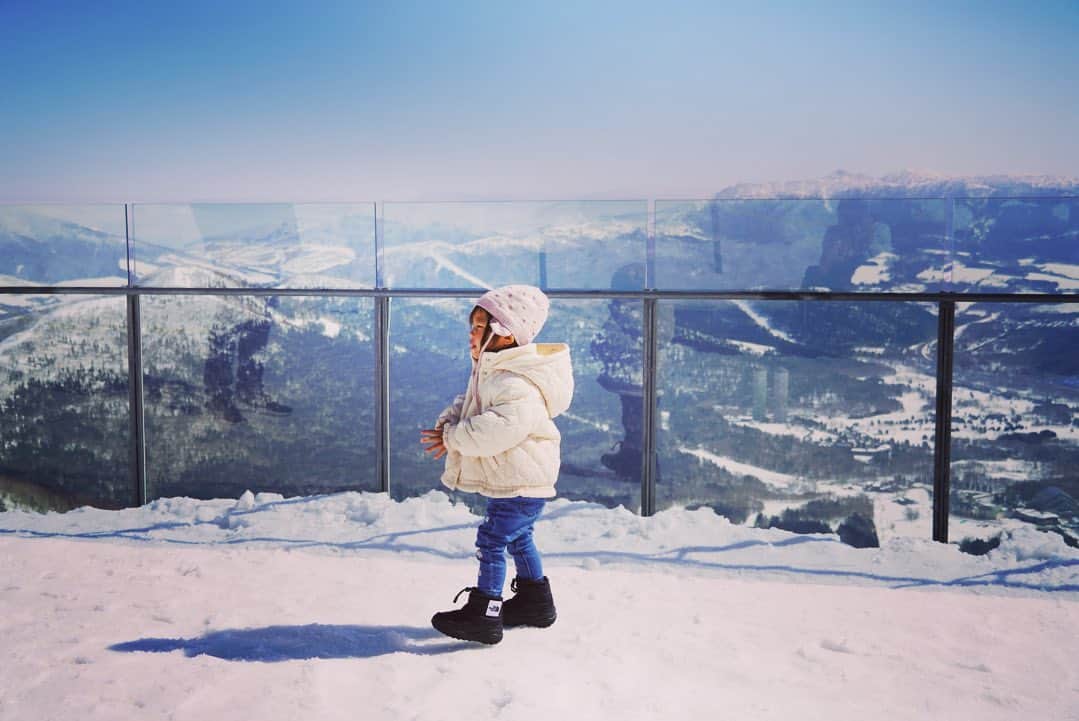 澤田かおりのインスタグラム：「家族旅行2023春inトマム☃️ ハワイからの道のりは長く到着時には全員白目でしたが、来て良かったー！ ゲレンデにストリートピアノがあったので「今夜すきやきだよ」のテーマ曲一発かましときました。ケオリ旅で指が悴みながら演奏した日々を思い出しました。ドラマは今夜は第10話ですね。ホテルで見よう！」