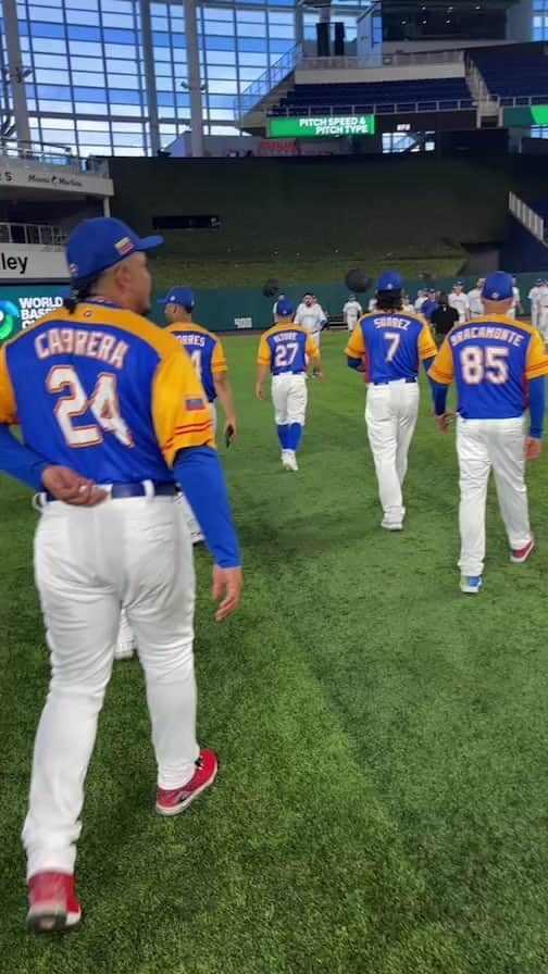 ロビンソン・チリノスのインスタグラム：「Un poco de la foto de equipo hoy, con un camarógrafo con poco experiencia 🤣🇻🇪🫡🙏⚾️ #wbc2023」