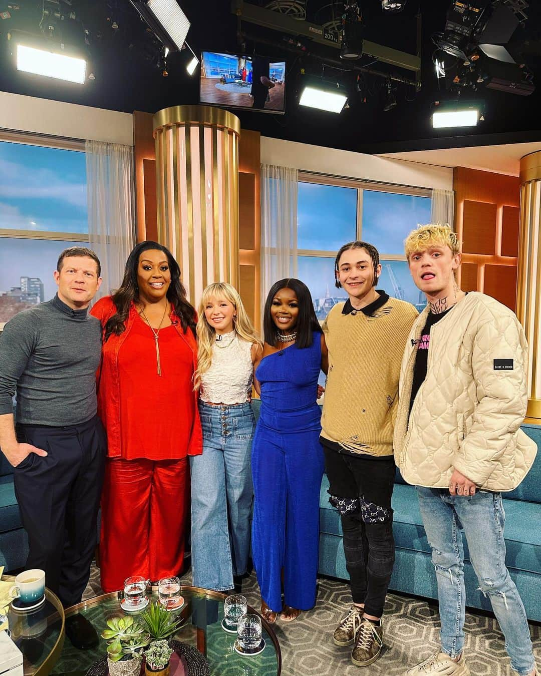 コニー・タルボットさんのインスタグラム写真 - (コニー・タルボットInstagram)「Good vibes on @thismorning today, fun to look back on old times. Here’s to the future and new music, thanks for having me😚」3月11日 6時16分 - officialconnietalbot