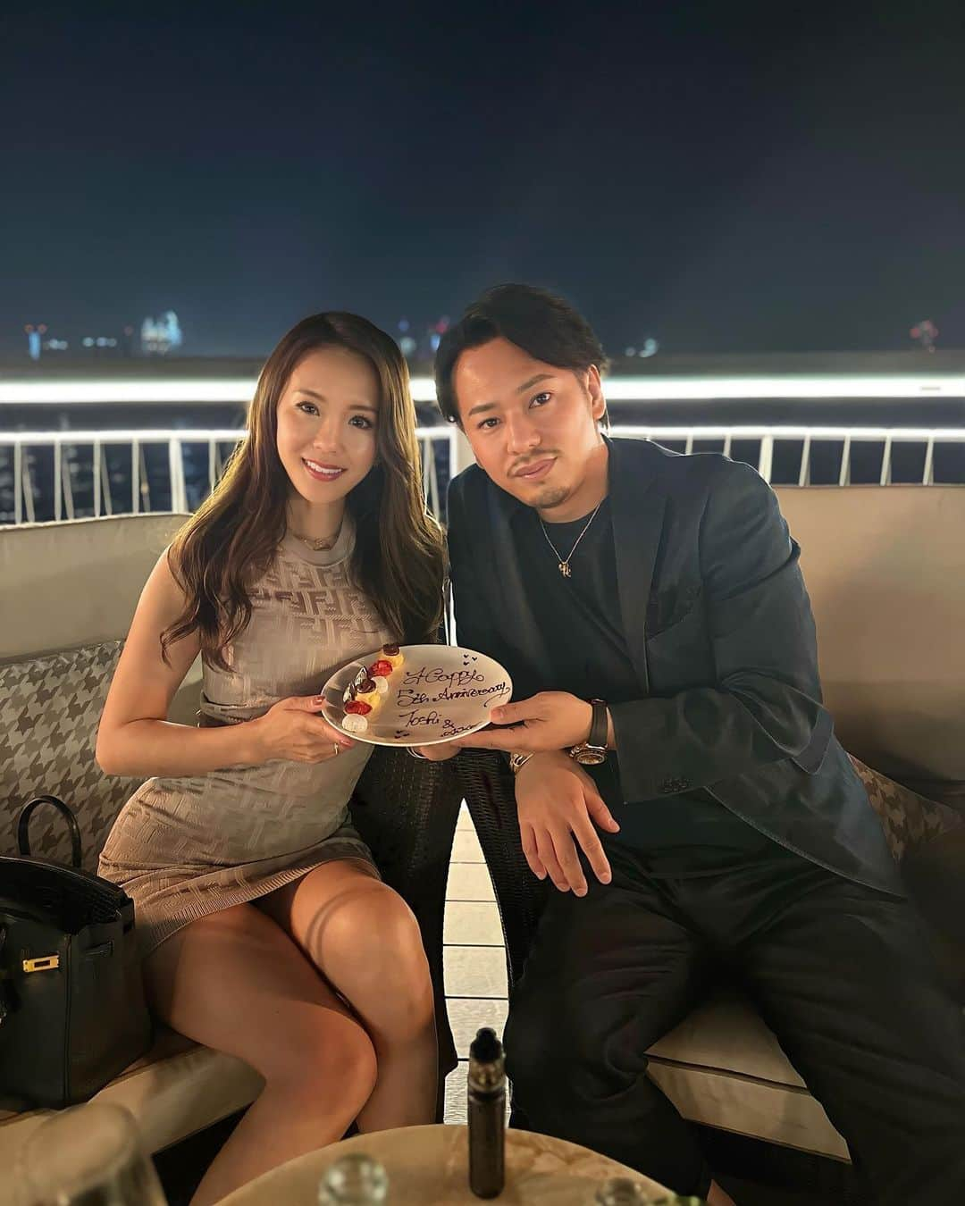 中村愛子のインスタグラム：「【Happy Wedding 5th Anniversary💍】 ⁡ ⁡ 結婚して5年。 去年と同じレストランでお祝い。 ⁡ 結婚記念日は同じ場所に来るのいいなと思った。 ⁡ ⁡ 結婚相手との関係って特殊で 血のつながりはないのに 一番長く過ごす相手。 ⁡ ⁡ 生涯を共にする人。 ⁡ ⁡ 親よりも子どもより長く。 ⁡ ⁡ お互いの育む姿勢が一番大切だね。 ⁡ ⁡ ⁡ 海外移住で慣れないことも多く 時にはぶつかるときもあるけど ⁡ いつも守ってくれて 頼りになる 最高の旦那さんです🥰 ⁡ ⁡ ありがとう✨ これからもよろしくね🥰 ⁡ ⁡ ⁡  ⁡ ⁡ *･゜ﾟ･*:.｡..｡.:*･*:.｡. .｡.:* ⁡ ⁡ ♦︎パートナーシップ・お金・仕事・美容 自分を開花させて輝く人生を♡ 〜Diamond Belief Labo〜 ⁡ DBL3ヶ月プログラム1期🈵開講中💫 ⁡ ⁡ 次回３月募集予定 優先案内はDMにて💌 ⁡ ドバイからzoomにて開催✨ ⁡ ⁡ ⁡ ⁡ ♦︎アロマで女性性開花♡膣ケア講座 アロマコミュニティ〜ビューティウェルネスラボ🌿〜 詳細はDMにて💌 ⁡ ⁡ ⁡ ♦︎無料シークレットオンラインサロン こちらで限定インスタライブ公開中 より濃いストーリーも配信中♡ ⁡ ⚠️女性限定です👸💓 @aiko_secret_salon  ⁡ ⁡ ⁡ ⁡ お問い合わせ申し込み、お知らせは プロフィールにあるリンクからLINE@を登録 @aiko_1231  #結婚記念日　#39の日　#感謝　#夫婦　#パートナーシップ　#pierchic #ドバイレストラン　#世界一ロマンチックなレストラン　#ギネス　#fendi  #birkin25 #タッチクロコ」