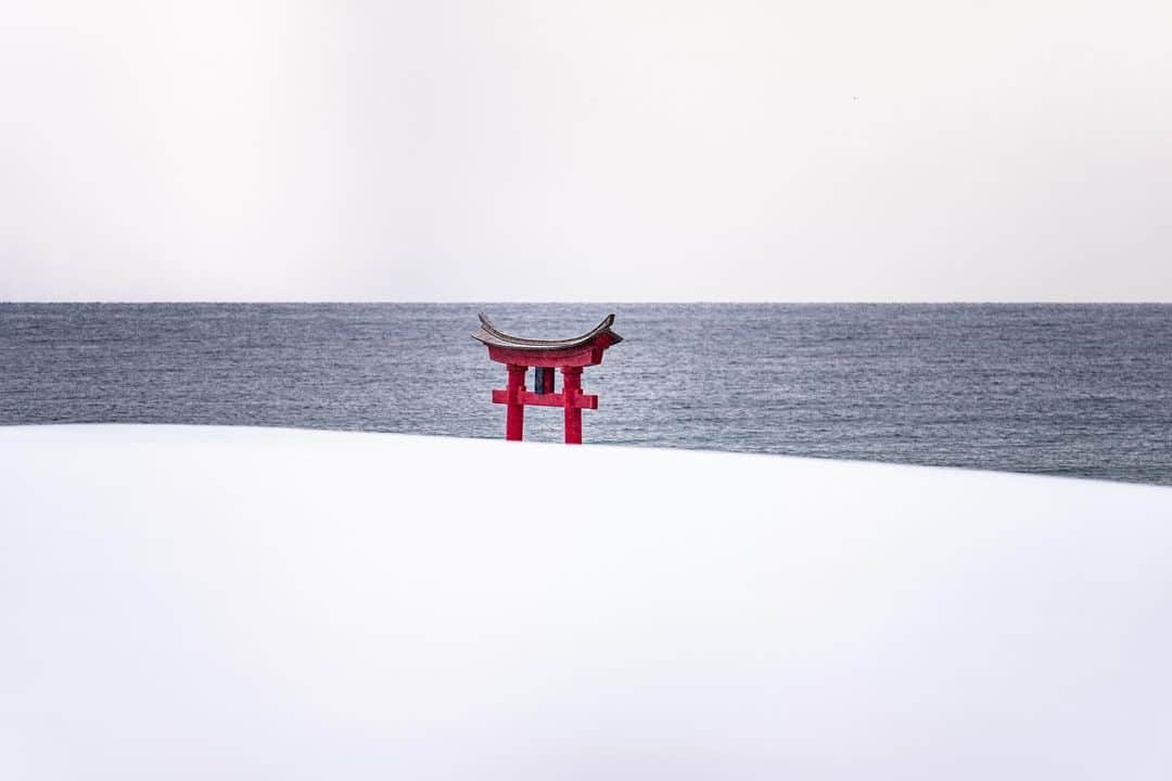 Michael Yamashitaさんのインスタグラム写真 - (Michael YamashitaInstagram)「Japan Sea Scapes: #torigate  #kompirashrine #hokkaidowinter #seaofjapan」3月11日 6時43分 - yamashitaphoto