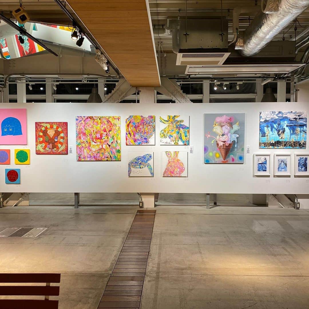 Warehouse TERRADA 寺田倉庫さんのインスタグラム写真 - (Warehouse TERRADA 寺田倉庫Instagram)「エネルギッシュな作品が天王洲に集結  東京・天王洲のWHAT CAFEでは、本日、2023年3月11日（土）より新しい展示が始まります。 今回は、CCCアートラボ、TC Lab、SOMSOC Galleryとのコラボレーションです。 国内外で活躍する若手アーティスト37名の作品が展示される空間で、多様なアートの息吹をお楽しみください。  タイトル：WHAT CAFE EXHIBITION vol.25 企画協力：CCCアートラボ、TC Lab、SOMSOC Gallery 展示期間：2023年3月11日（土）～3月26日（日） 出展アーティスト（敬称略・五十音順） CCCアートラボ：加藤崇亮、久保勝大、Kenta SENEKT、SUGI、田口愛子、谷口洸 SOMSOC Gallery：apapico、静電場朔(Dian)、查克林(Chakurin.Go)、辻修平、RASUKU TC Lab：AOI SHIMIZU、AKIRA、IKU→、Ivan Kwong、Van Lanigh、小野池草介、Kai Nobuyuki、kirari、Geckor、ゴトウダイ、Siukins、SHISHUMANIA、杉本憲一、月乃カエル、Toshiki Asaga、ナカバヤシアリサ、ナカムラトヲル、neuronoa、Maddalena Fanfani、MANABU KISHIMOTO、MANAMI、Maria Maaneskiold、MARINO.、Pau Serramia、巴米乃、Yana Medow  詳しくはこちらから→ @whatcafe_terrada   #寺田倉庫 #warehouseterrada #whatcafe #ワットカフェ #tennoz #天王洲 #artcity #アートシティ#artcafe #art #アート #contemporaryart #現代アート」3月11日 7時01分 - warehouse_terrada