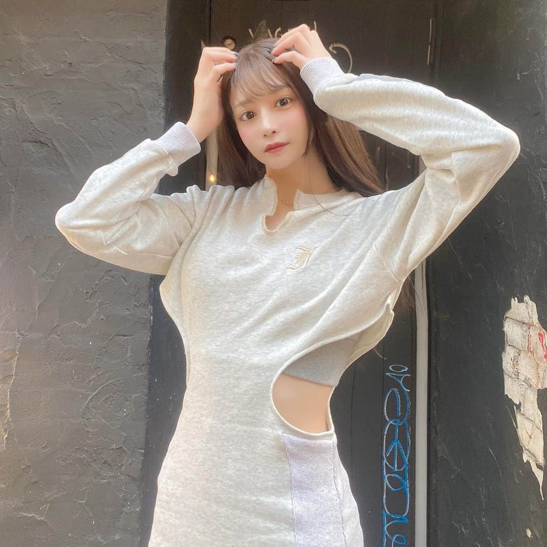 Raniのインスタグラム：「FIG&VIPERのワンピ めちゃくちゃ可愛い🫶 全身も次載せるね📸 後ろ姿はまじで可愛いのよ💕  #ootd #fashion #style #figandviper #tokyo #tbt #makeup #japanesegirl #happy #くびれ #love #grey #gray #dress #ワンピース」