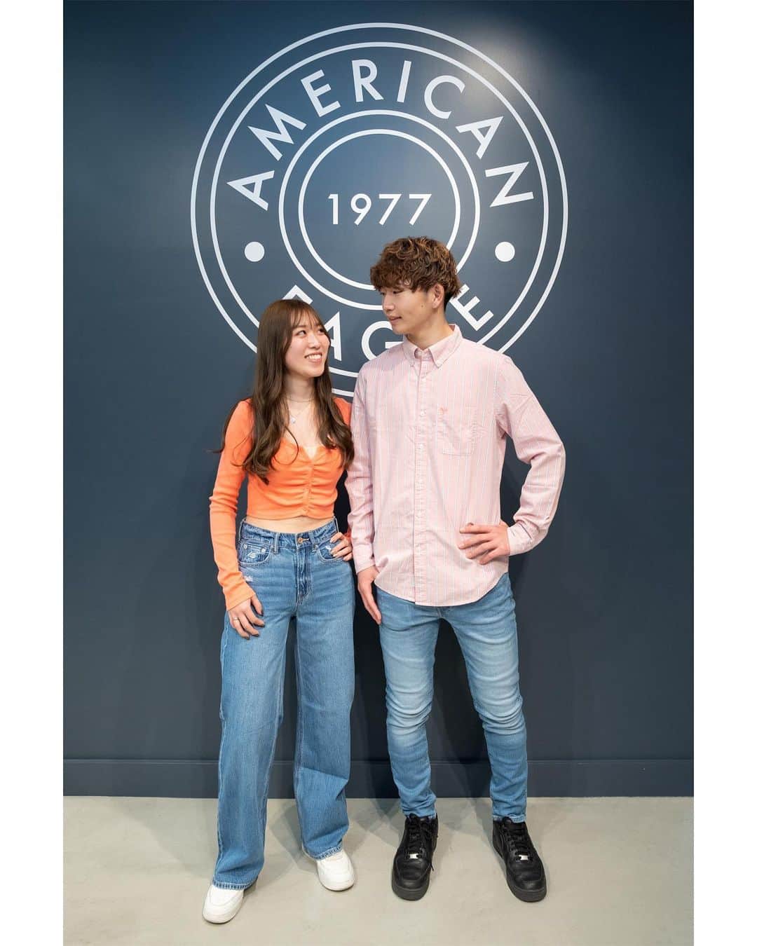 アメリカンイーグルのインスタグラム：「ペアルックのアイデアがある?  特別なあの人と一緒にAEを着よう💞  🤩 カラフルなブラウスとシャツで、若々しく元気 😎 カップルデニムジャケットでクール&モダン 😌 ニットとパーカーにペールトーンのジーンズでリラックス  コメントにて💬自分たちに似合う、お気に入りのペアルックを教えてね👩🏻‍❤️‍👨🏻　  #アメリカンイーグル #MakeAMove #americaneaglejp #AEJeans #アメリカンイーグルジーンズ  #デニム  #ジーンズ #カップル #カップルコーデ」