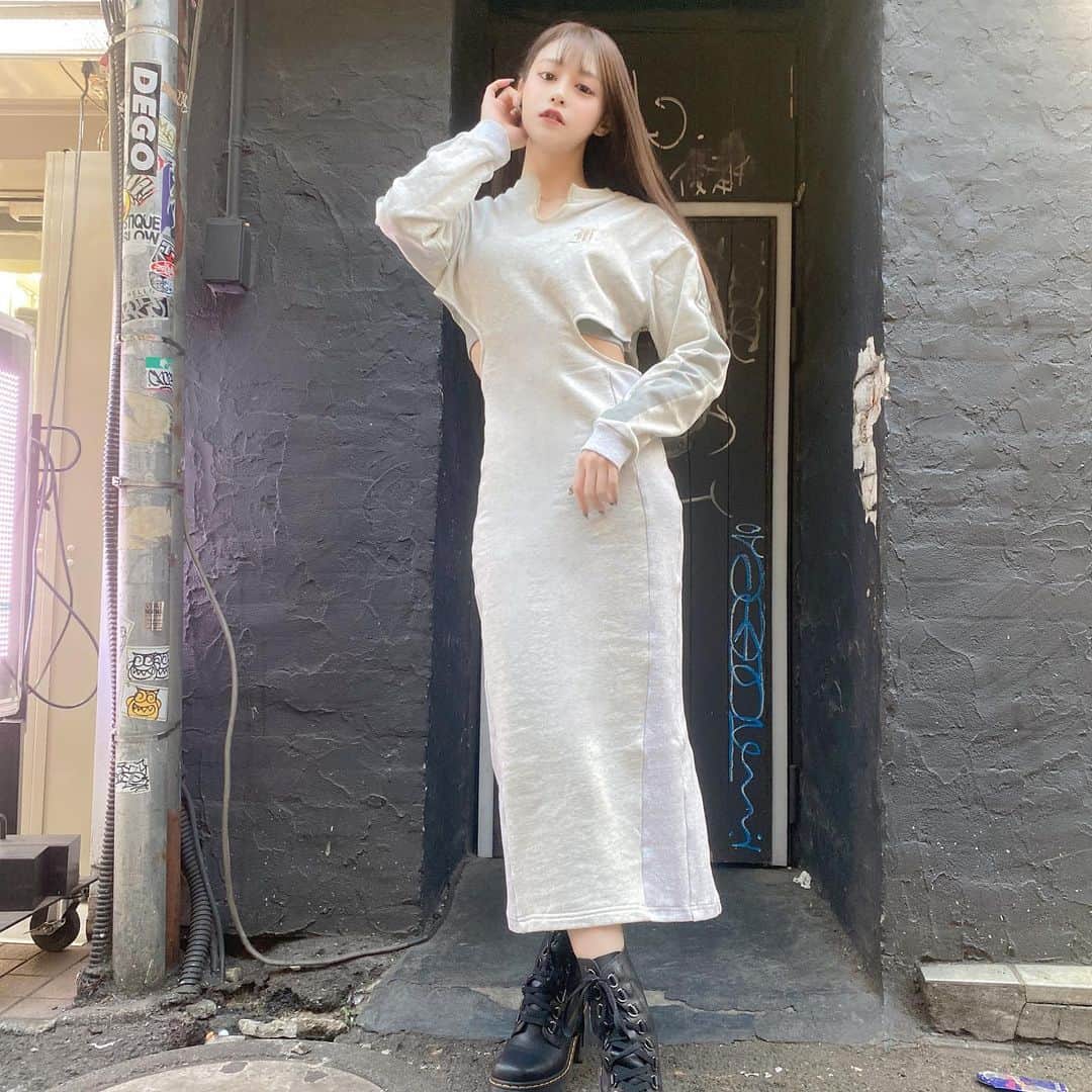 Raniのインスタグラム：「Backshot📸 ２枚目見てみて👀  #fashion #fashionstyle #ootd #makeup #make #dress #sporty #gray #tbt #happy #love #figandviper #drmartens #shibuya」