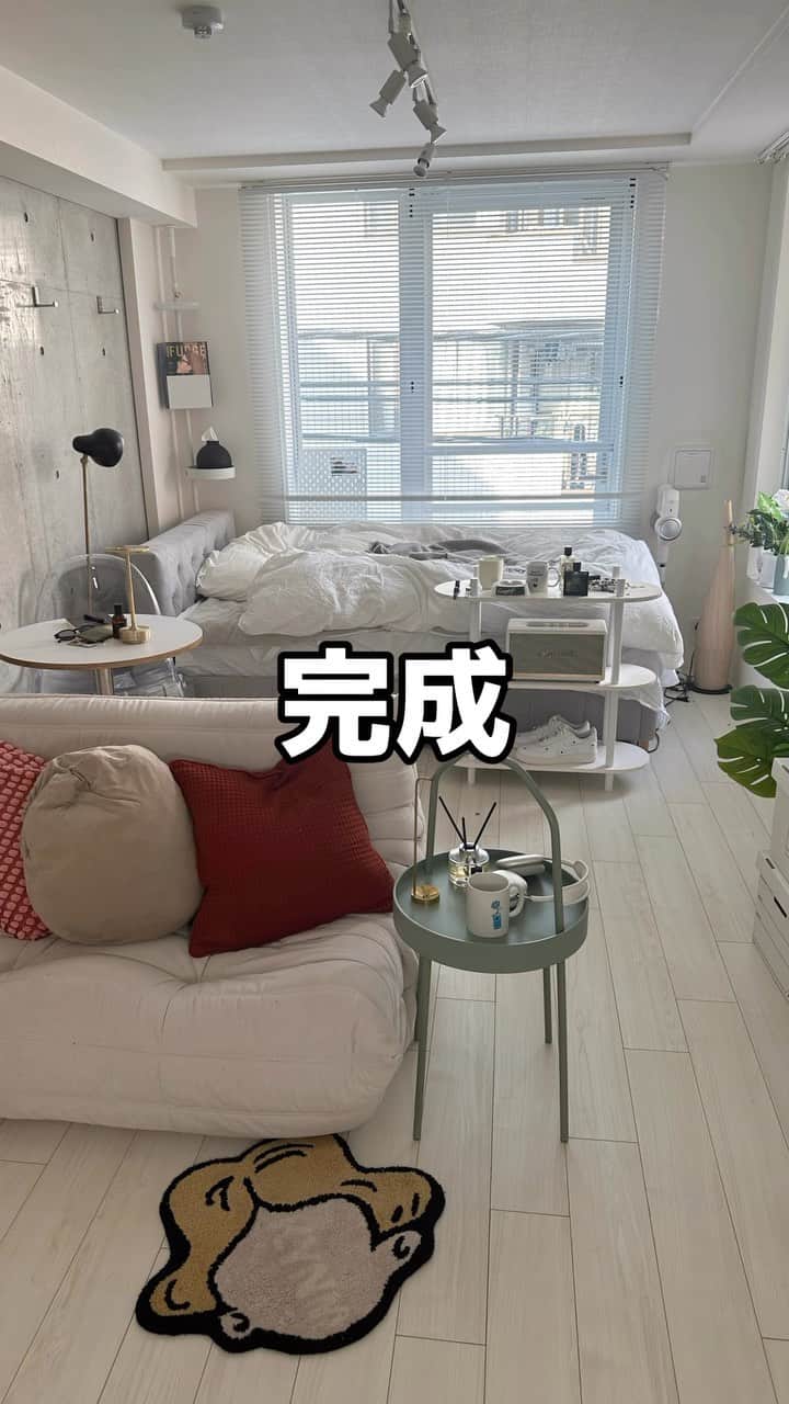 あべじゅんやのインスタグラム：「デザイナーの部屋📸 最近インテリア見るの超たのしい。 IKEAも今ほしい！と思ったアイテム 揃ってて感動した🥹  次は自分のアートを飾る！  #インテリア #ルームツアー#韓国インテリア#コンクリート打ちっぱなし#littlerooms#一人暮らし#引越し」