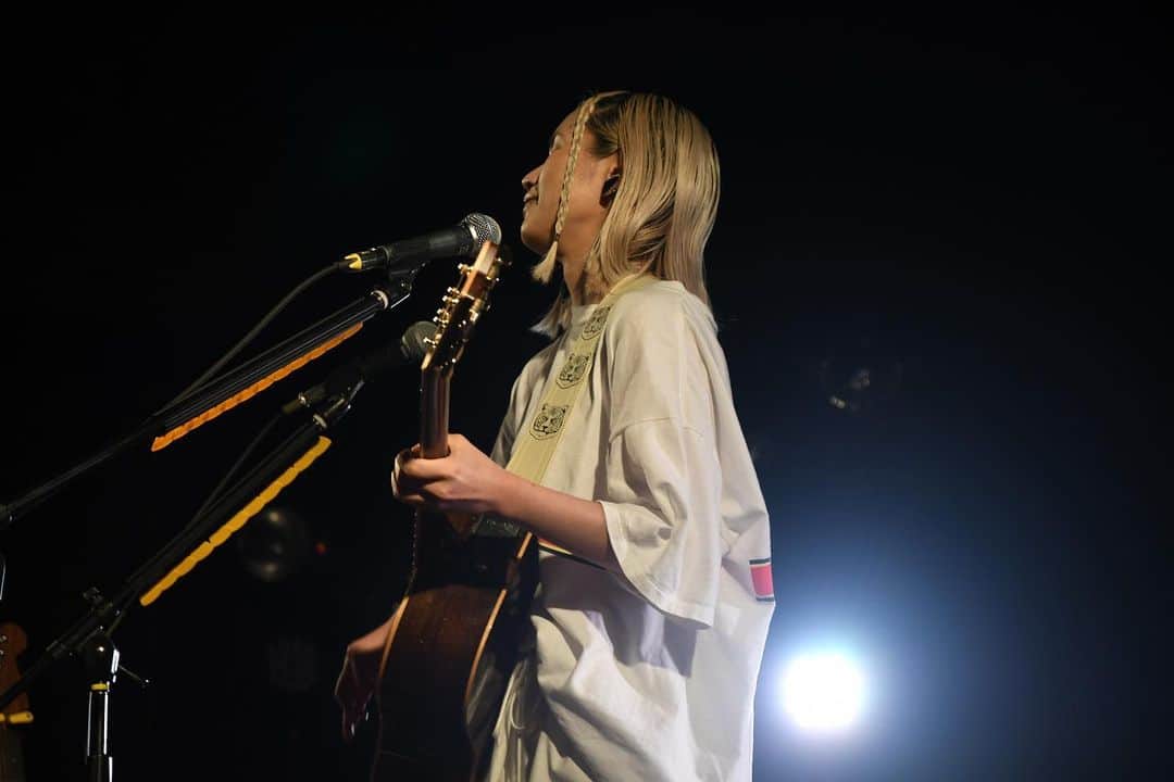 のインスタグラム：「Meet the Music 310 vol.1  at Mito LIGHT HOUSE  ＝＝＝＝＝＝＝＝＝＝＝＝ コロナ禍が始まり  存在発信方法を模索してた頃  もえちゃんとインスタライブしたり...長話したり...ラインしたり...歌作ったり...支えあった思い出。  あの時は、こんな素敵な日が来るなんて想像してなかった。  ついに笑顔で歌をみんなで口ずさめる日がきたね🌼  記念すべきvol1に呼んでくれてありがとう。  今日の出逢い(meet)に心から感謝します🙏」