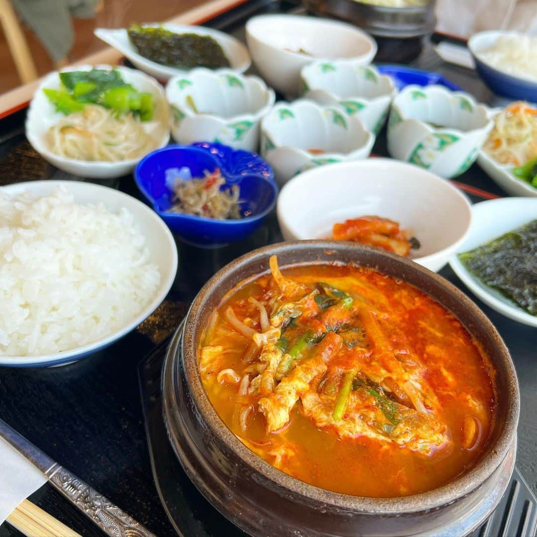 中島彩のインスタグラム：「ユッケジャン定食🇰🇷 @kantaromoims   中学のときからの同級生とランチ💕久しぶりにあれこれゆっくりおしゃべりしながら、美味しい韓国料理を楽しみました🇰🇷  具沢山なユッケジャンに、たくさんのパンチャンもセット✨ コスパも良くて美味しかった〜😋 そしてお店のオンニたちも優しくてあたたかい😍  次はもうすぐ生まれてくるお友達のベビちゃんも一緒に会えるの楽しみ😍  #韓国料理 #kantaromoims #苦楽園グルメ  #苦楽園ランチ」